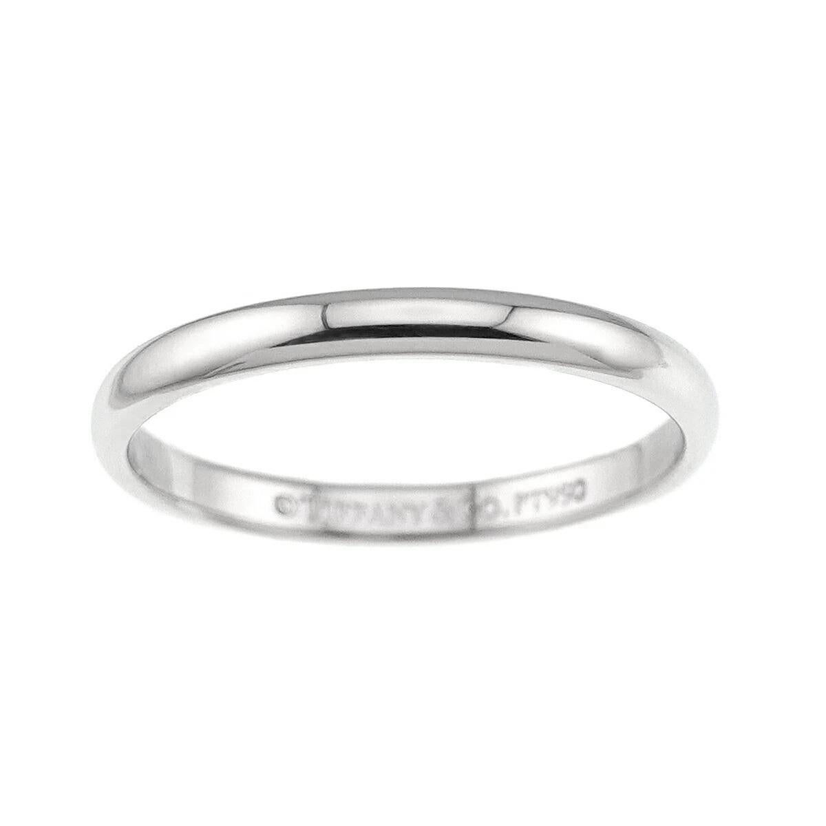 TIFFANY & Co. Forever Platinum 2mm Lucida Wedding Band Ring 5 In Excellent Condition For Sale In Los Angeles, CA