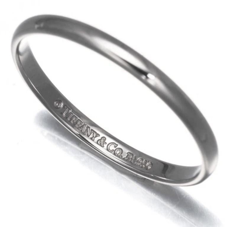 TIFFANY & Co. Forever Platinum 2mm Lucida Wedding Band Ring 9 In Excellent Condition For Sale In Los Angeles, CA
