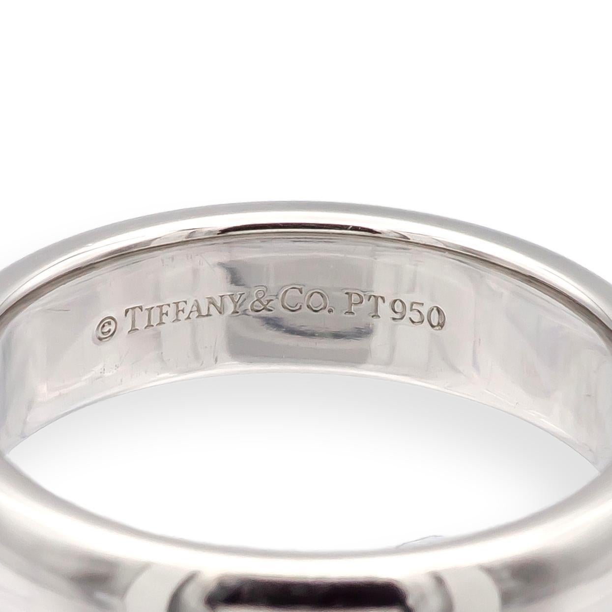 Tiffany & Co. Alliance éternelle en platine massif. Ce bracelet classique et confortable mesure 4,5 mm de large et pèse 7,8 grammes. L'intérieur du bracelet est incurvé pour un ajustement doux et confortable, et est poinçonné avec © Tiffany & Co.