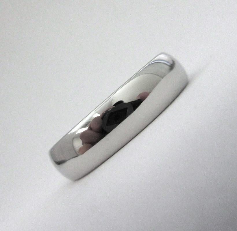 TIFFANY & Co. Forever Platinum 6mm Lucida Wedding Band Ring 10

Métal : Platine
Taille : 10
Largeur de la bande : 6 mm
Poids : 14.0 grammes
Poinçon : ©1999 TIFFANY&Co. PT950
Condit : Excellent état, comme neuf, livré avec la boîte Tiffany d'origine.