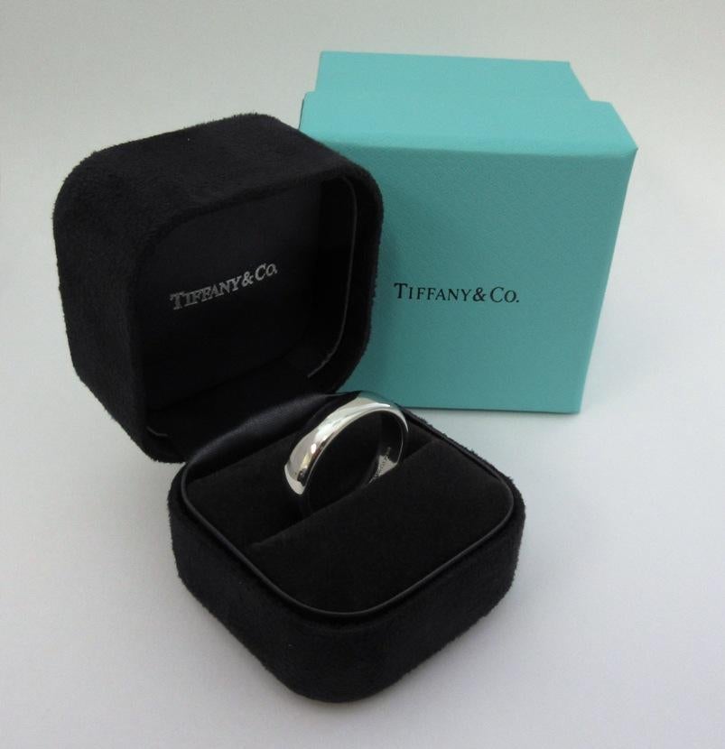 TIFFANY & Co. Forever Platinum 6mm Lucida Wedding Band Ring 10.5 In Excellent Condition For Sale In Los Angeles, CA