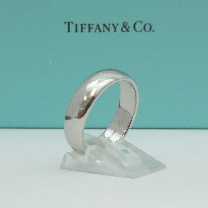 TIFFANY & Co. Alliance en platine Forever 6mm Lucida 9,5 Excellent état - En vente à Los Angeles, CA