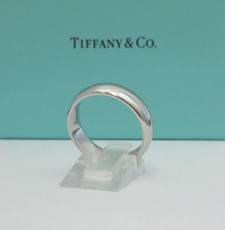 TIFFANY & Co. Forever Platinum 6mm Lucida Wedding Band Ring 9.5 In Excellent Condition For Sale In Los Angeles, CA