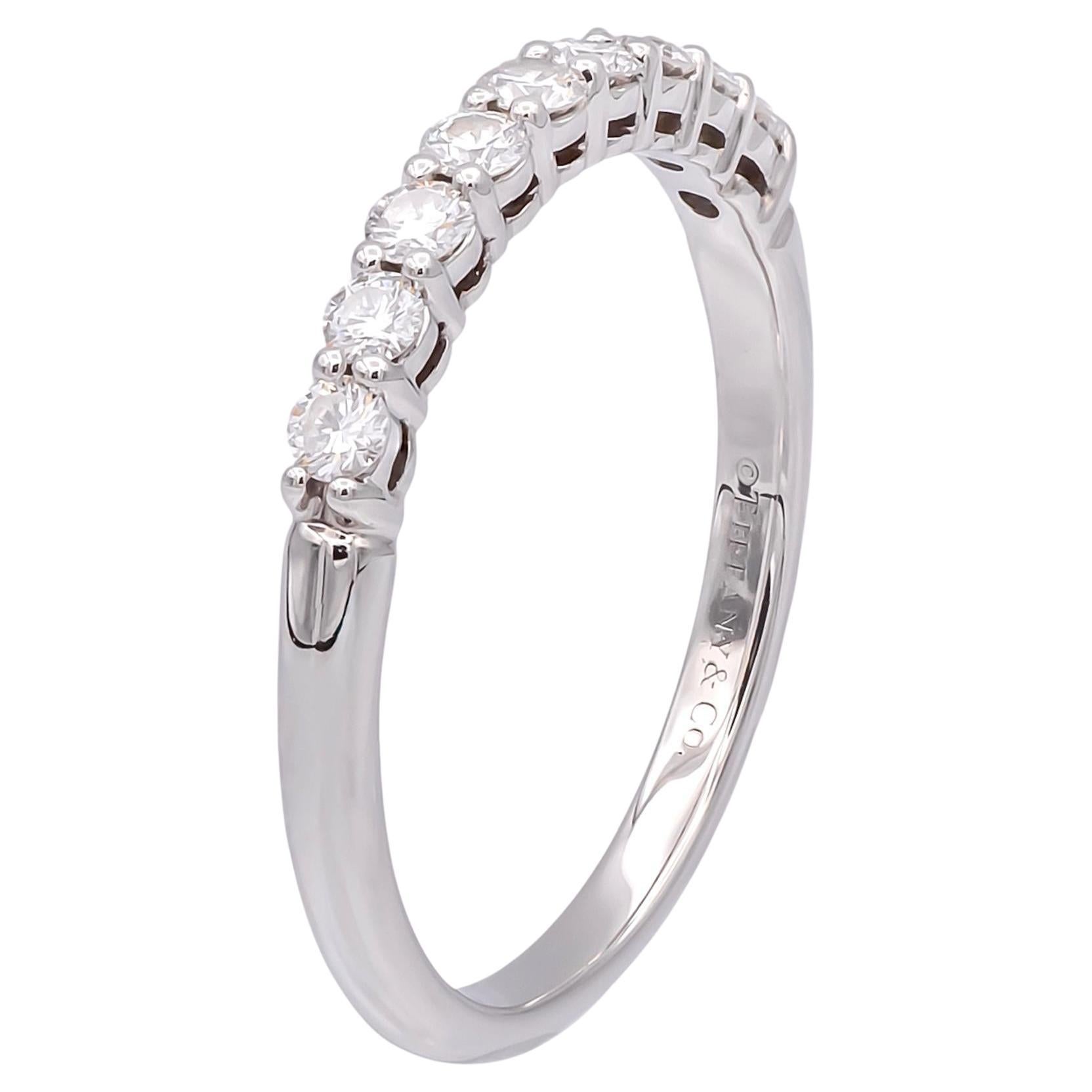 Tiffany 
Co. Forever Platinum 9-Stone Half Circle Round Diamond Band Ring (bague en platine à 9 pierres avec diamant rond) en vente