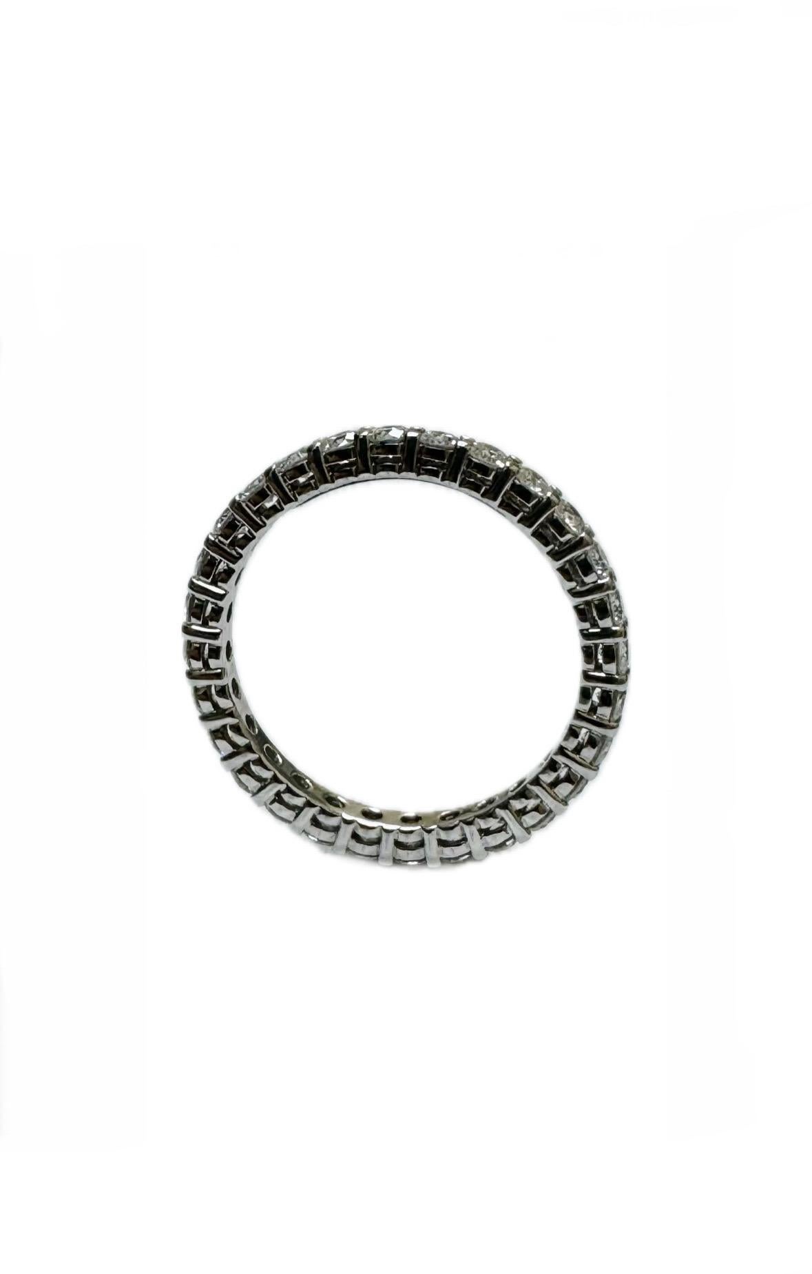 Colección de diseño DeKara Design 

Metal- 95% Platino, 5% Iridio. 

Piedras - 28 diamantes redondos E-F Color VVS2-VS1 Claridad 0,85 quilates. 

Talla 5.  El anillo no puede ser tallado. 

Atemporal Tiffany & Co. Sortija Eterna Círculo Completo de