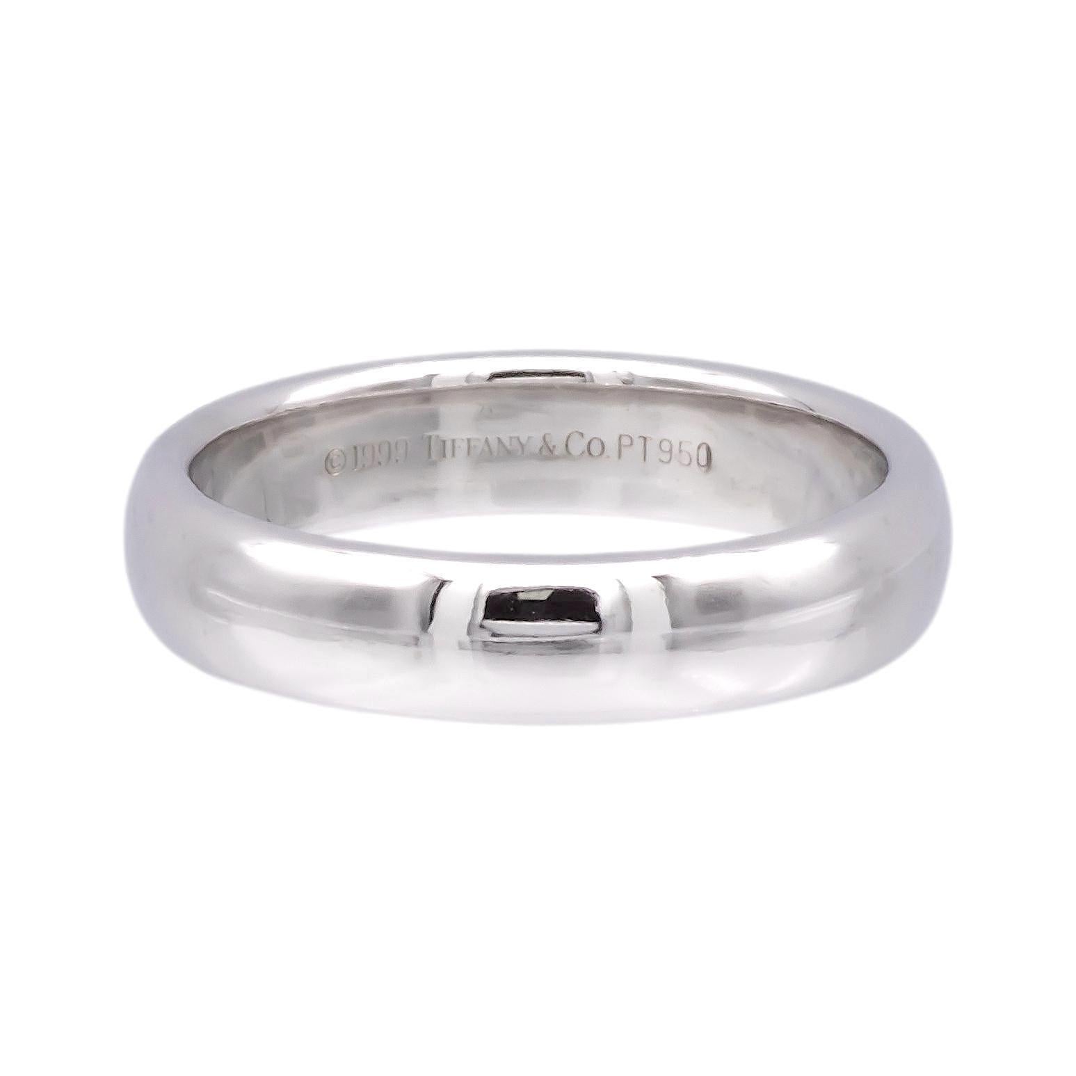 Tiffany & Co. Klassischer Ehering aus der Collection'S Forever in Platin gefertigt. Hergestellt im Jahr 1999. Vollständig gestempelt mit Logo und Metallgehalt.

Ring-Spezifikationen
Marke: Tiffany & Co.
Stil: Forever (bequeme Passform)
Punzierungen: