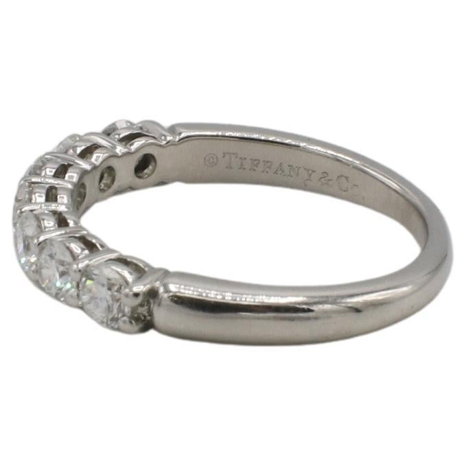 Tiffany & Co. Forever Platin Natürlicher Diamant Halbrunder Ehering 3mm
Metall: Platin
Gewicht: 3.87 Gramm
Diamanten: 7 runde natürliche Diamanten ca. 0,57 CTW D-F VVS 
Breite: 3 mm
Einzelhandel: $6.550 USD
Größe: 5 (US)
RDDD F35000314