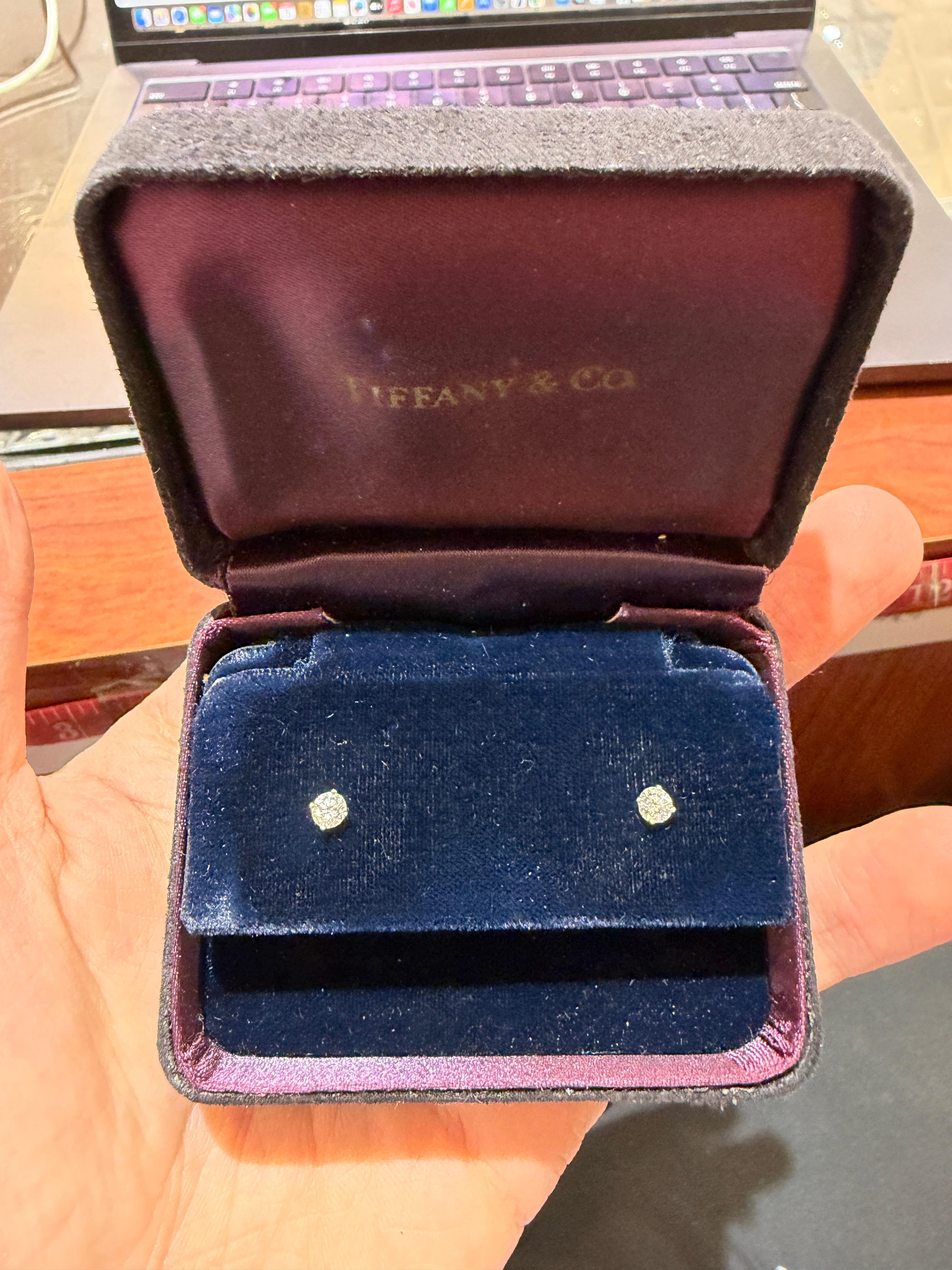 Boucles d'oreilles classiques en platine de Tiffany & Co., ornées de 0,45 carat de diamants ronds de taille brillant, de couleur F-G et de pureté VS1. Chaque pierre est sertie à la main dans la monture à quatre griffes en platine, signature de