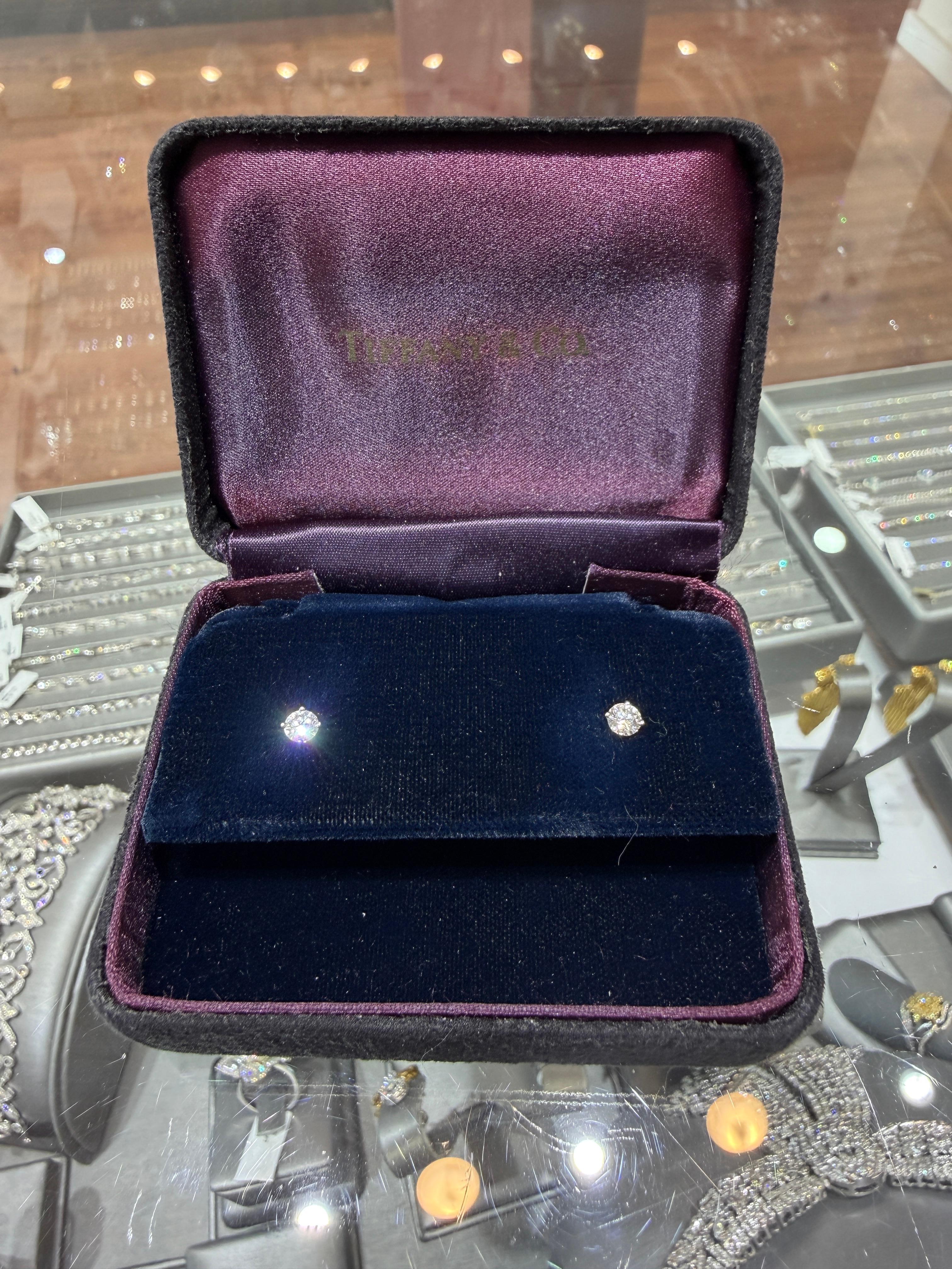 Tiffany & Co. Boucles d'oreilles diamants à quatre branches .45 carat total serti en platine Excellent état - En vente à Great Neck, NY