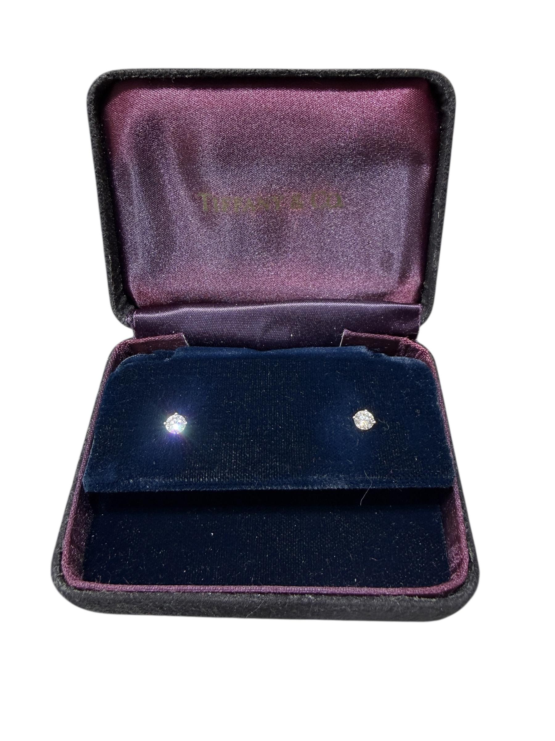 Tiffany & Co. Boucles d'oreilles diamants à quatre branches .45 carat total serti en platine Unisexe en vente