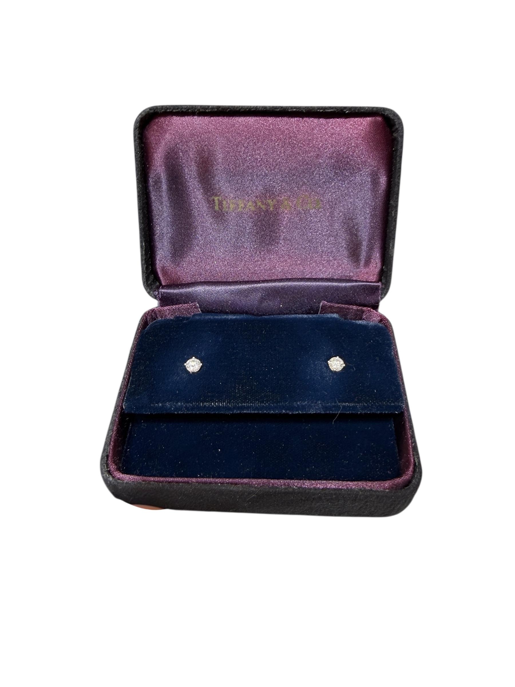 Tiffany & Co. Boucles d'oreilles diamants à quatre branches .45 carat total serti en platine en vente 1