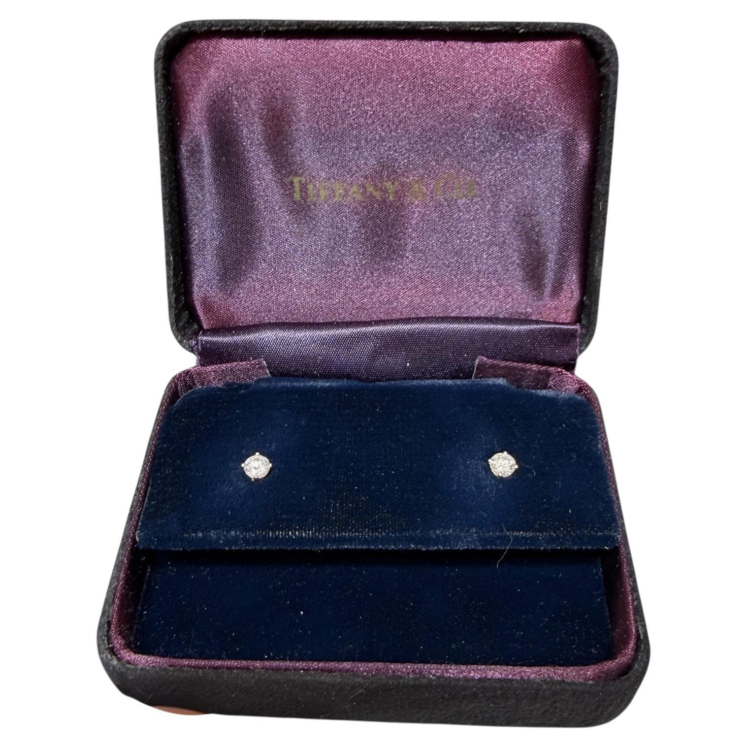 Tiffany
Co. Boucles d
oreilles diamants à quatre branches .45 carat total serti en platine