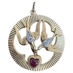 TIFFANY & CO. Pendentif France Lovebirds en or jaune 18 carats, rubis et diamants des années 1960