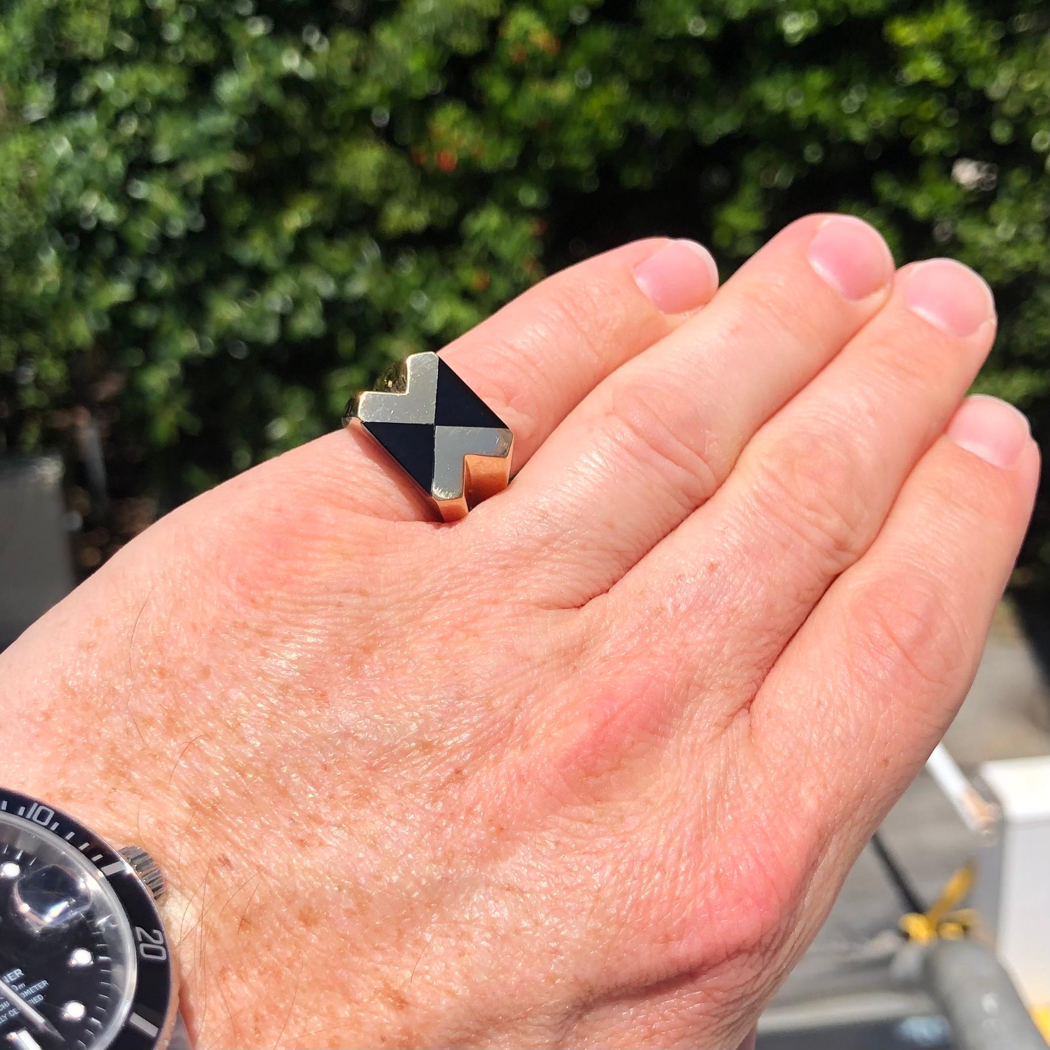 Tiffany & Co. Bague de conception architecturale en or et onyx de France pour homme ou femme 6