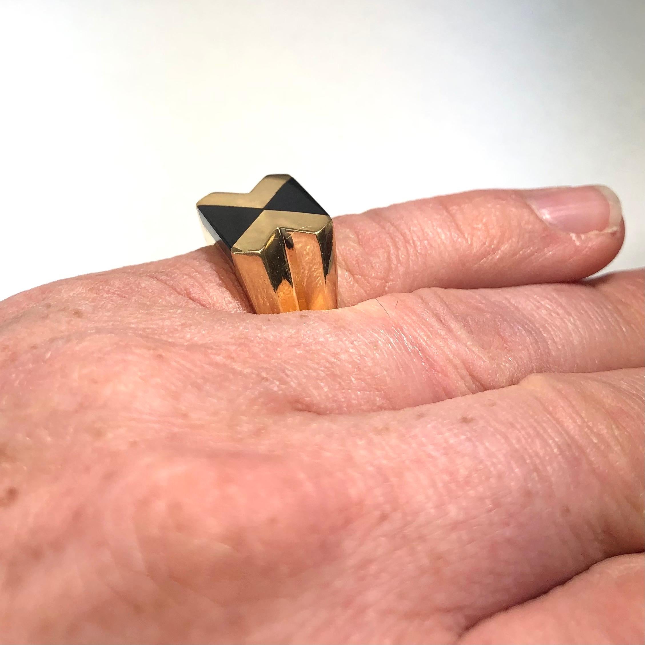 Tiffany & Co. Bague de conception architecturale en or et onyx de France pour homme ou femme 7
