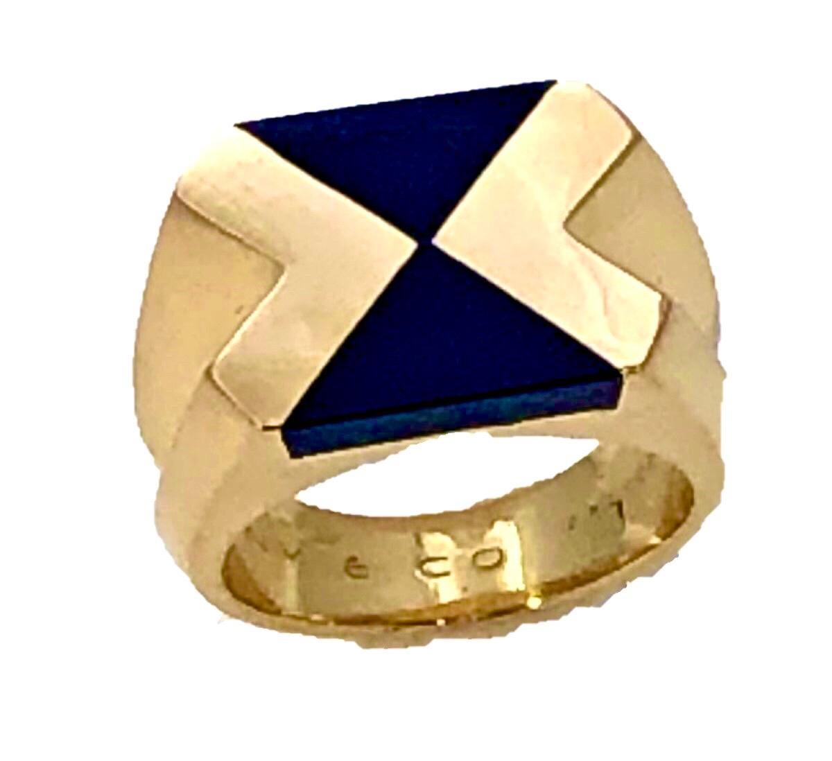 Cette merveilleuse bague Tiffany française de la fin du XXe siècle est vraiment saisissante. Elle est magnifiquement réalisée en or jaune 18 carats avec des panneaux incrustés d'onyx noir.  A cause du design architectural net, avec ses angles aigus,