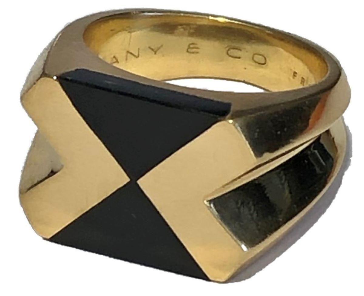 Tiffany & Co. Bague de conception architecturale en or et onyx de France pour homme ou femme Bon état à Palm Beach, FL
