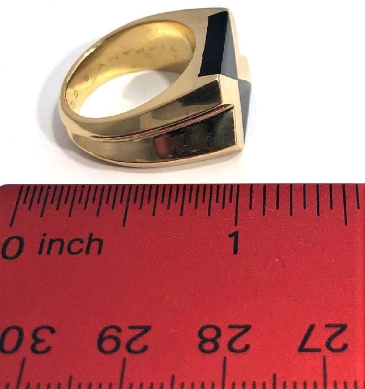 Tiffany & Co. Bague de conception architecturale en or et onyx de France pour homme ou femme 3
