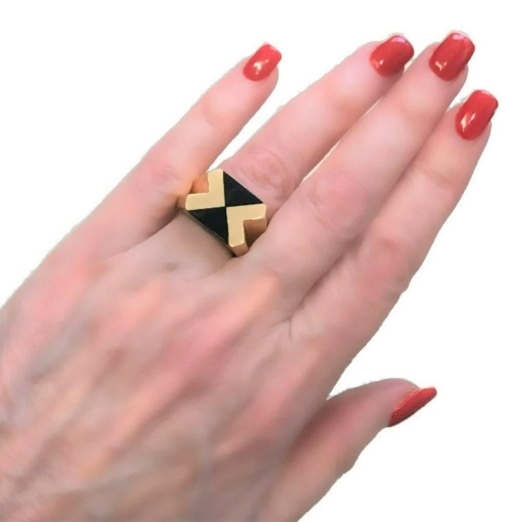 Tiffany & Co. Bague de conception architecturale en or et onyx de France pour homme ou femme 4