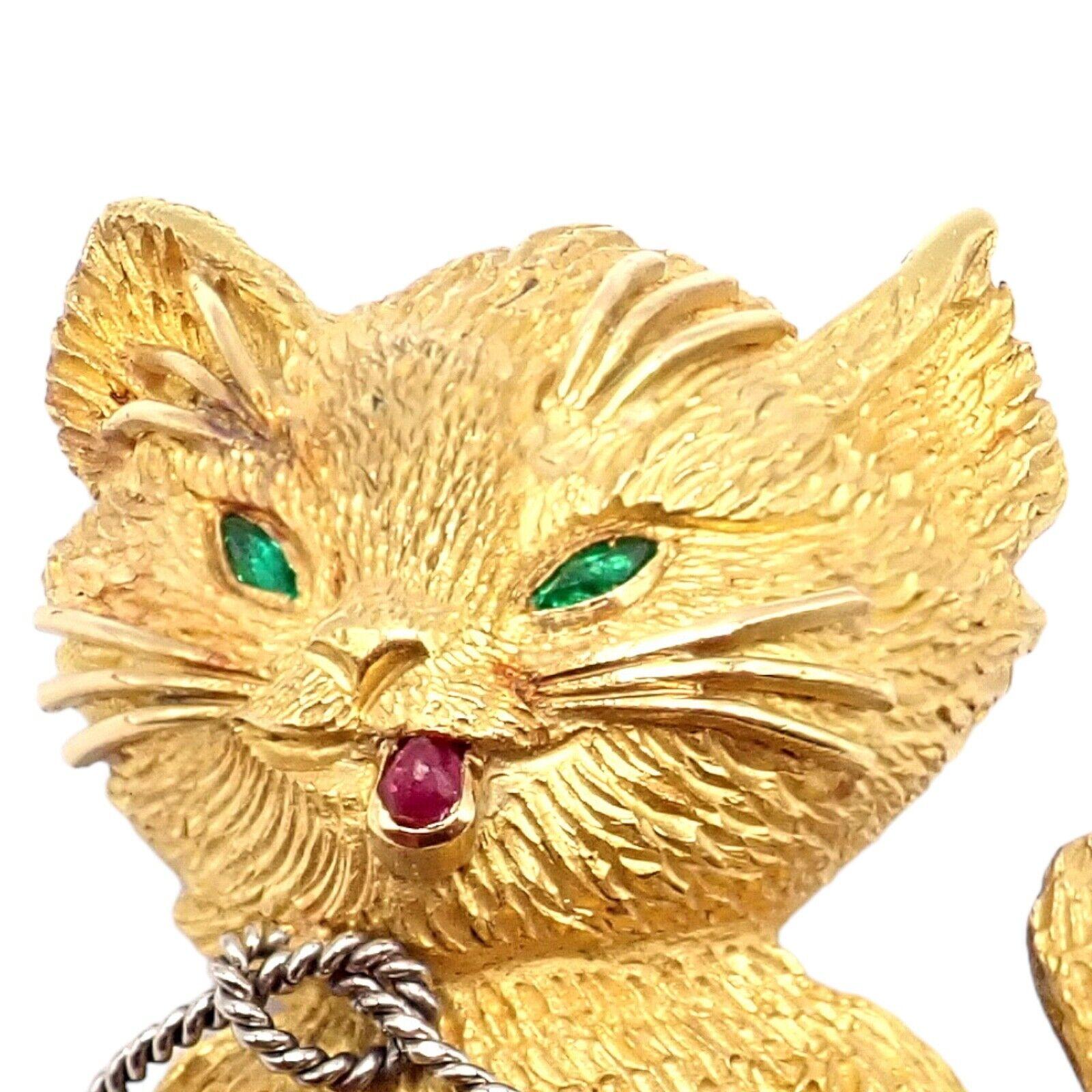 Taille Marquise Tiffany & Co France, broche chat en or jaune, rubis et émeraudes