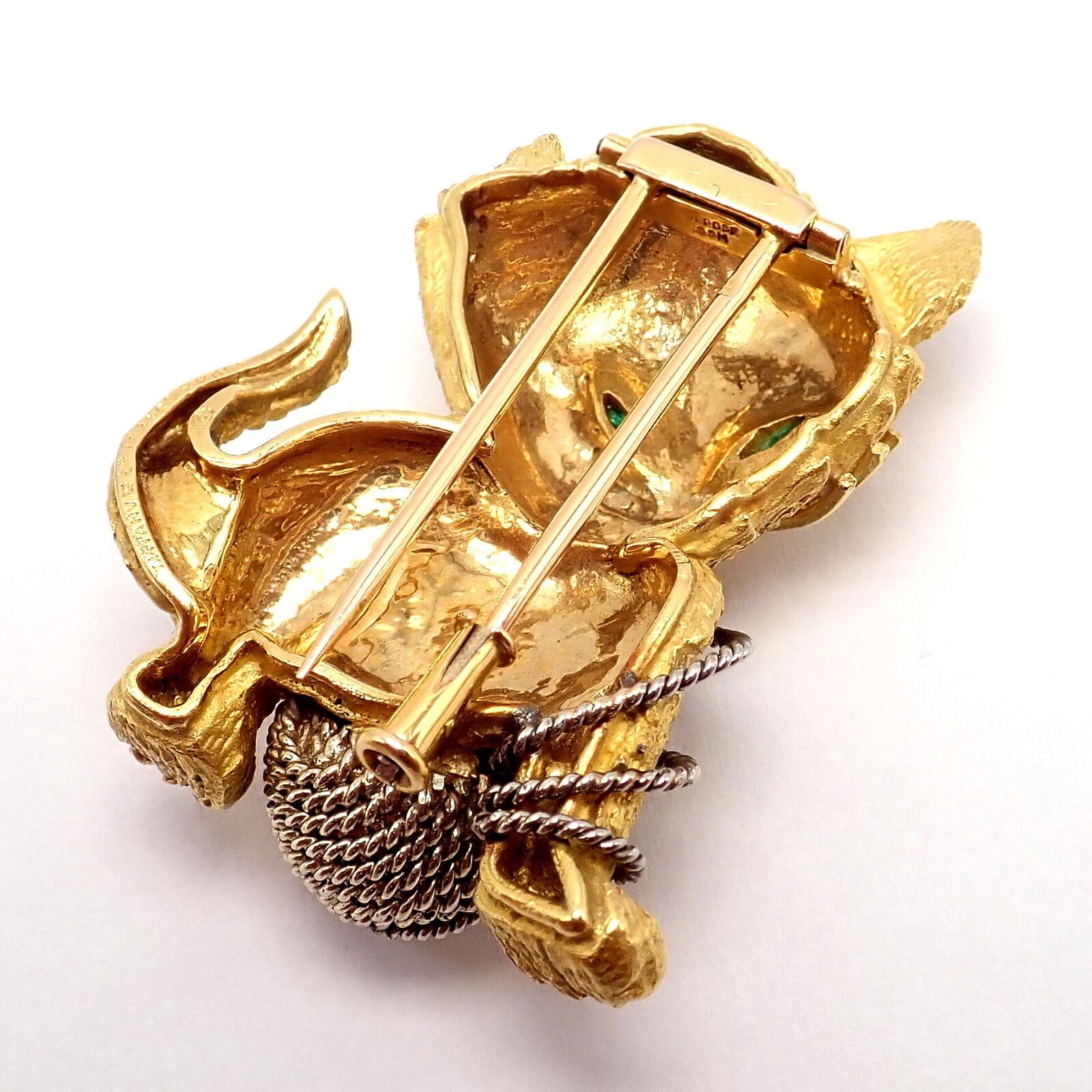  Tiffany & Co France, broche chat en or jaune, rubis et émeraudes Unisexe 