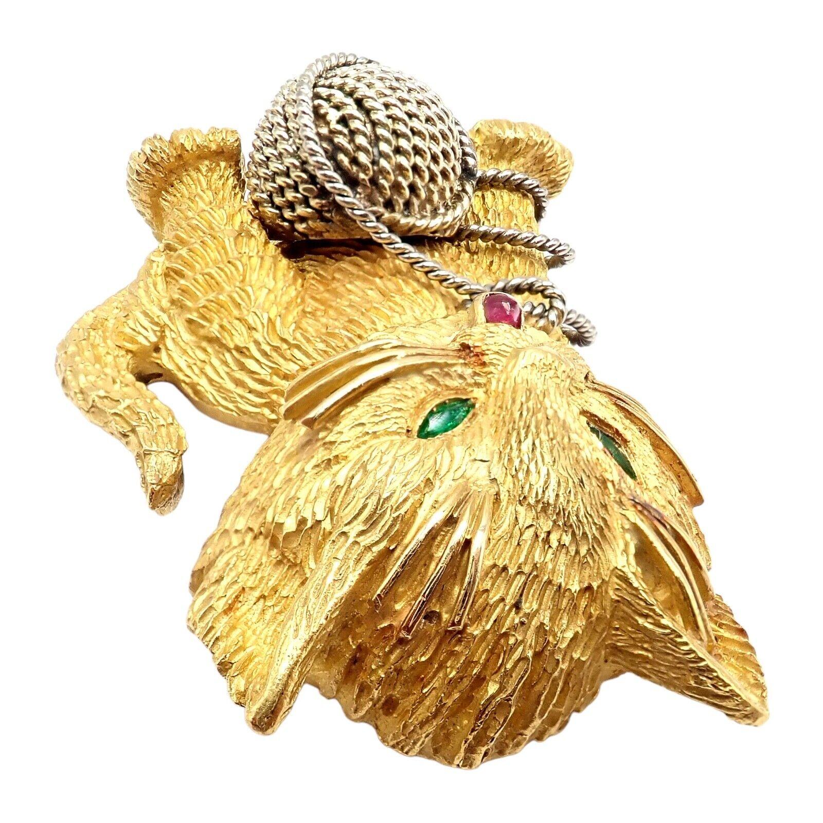 Tiffany & Co France, broche chat en or jaune, rubis et émeraudes 1