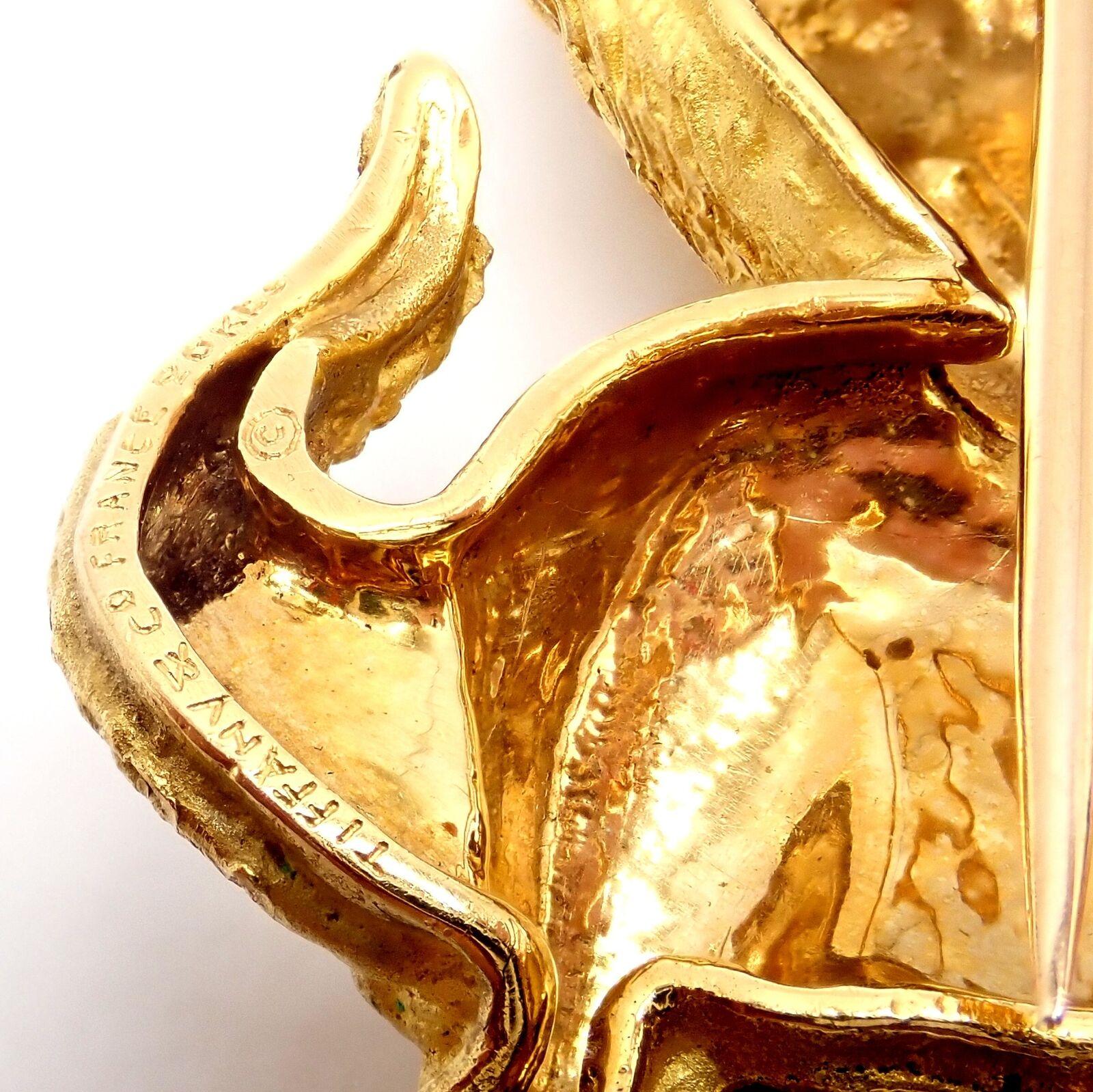 Tiffany & Co France, broche chat en or jaune, rubis et émeraudes 2