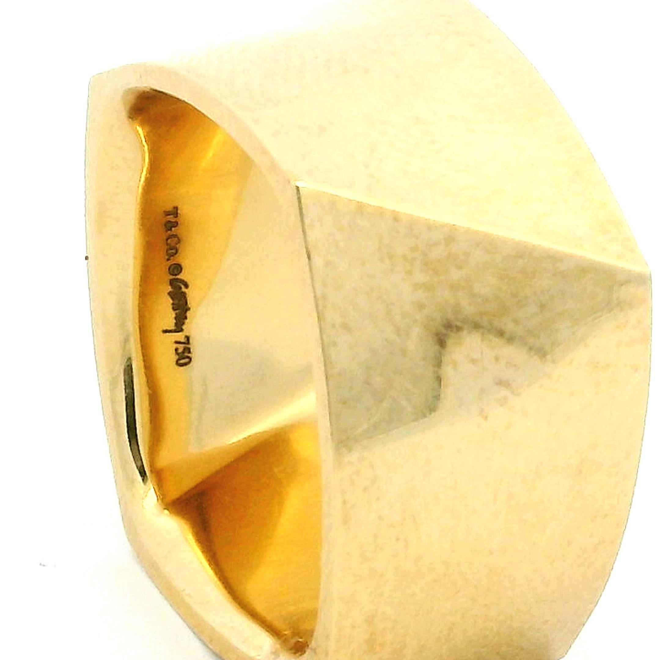 Le célèbre architecte Frank Gehry a créé pour Tiffany & Co. cette étonnante bague compensée en or jaune 18 carats, une pièce qui brouille la frontière entre le bijou et la sculpture à porter. Connu pour ses formes larges et non conventionnelles,