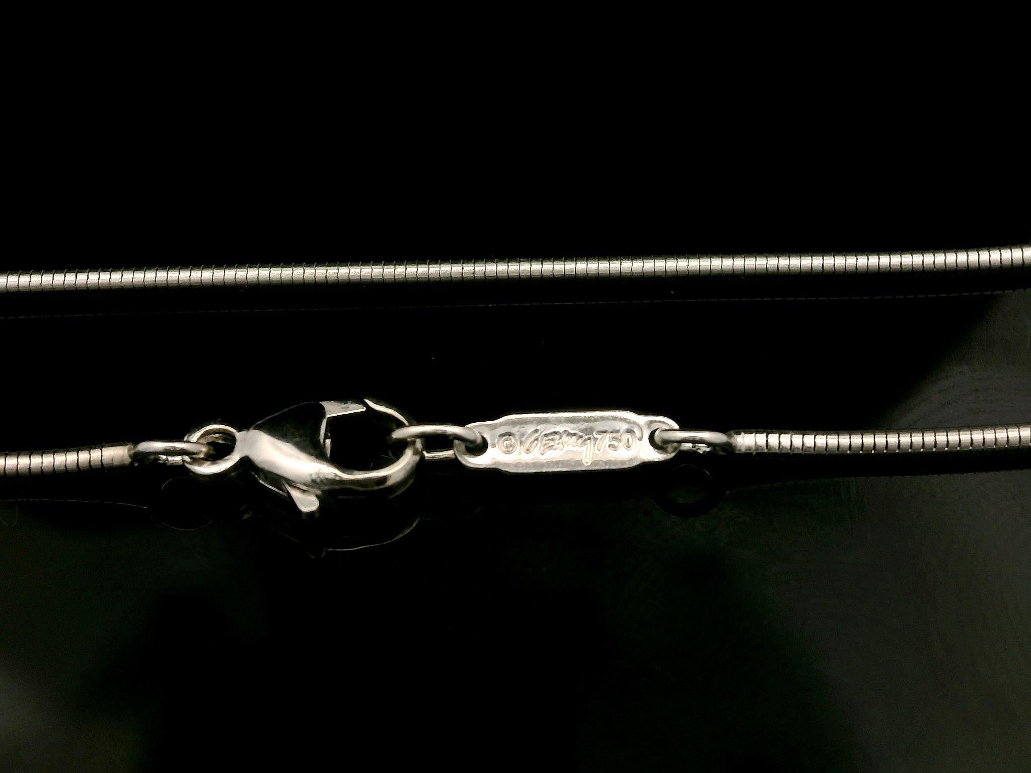 --Stone(s):--
(1) Natural Genuine Diamond - Round Brilliant Cut - Bezel Set - Very Nice White Brilliant Diamond - 0.10ct (approx.)

Material: Solid 18k White Gold
Weight: 11.11 Grams
Chain Type: 16