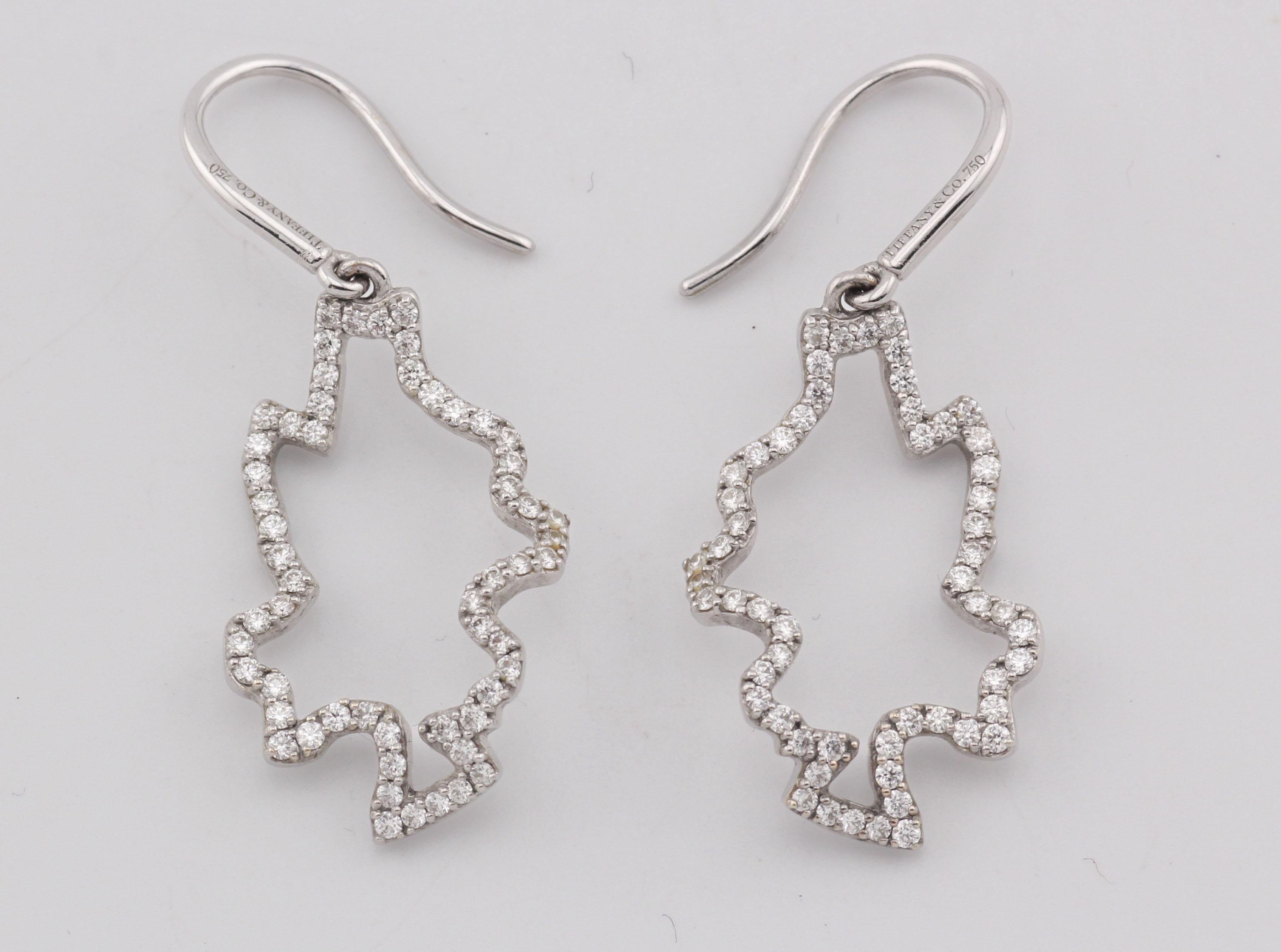 Ces exceptionnels bijoux Tiffany & Co. Les boucles d'oreilles Leaf Drop de Frank Gehry incarnent le style sculptural caractéristique de l'architecte acclamé : fluide, moderne et audacieusement organique. 

Réalisée en or blanc 18 carats, chaque