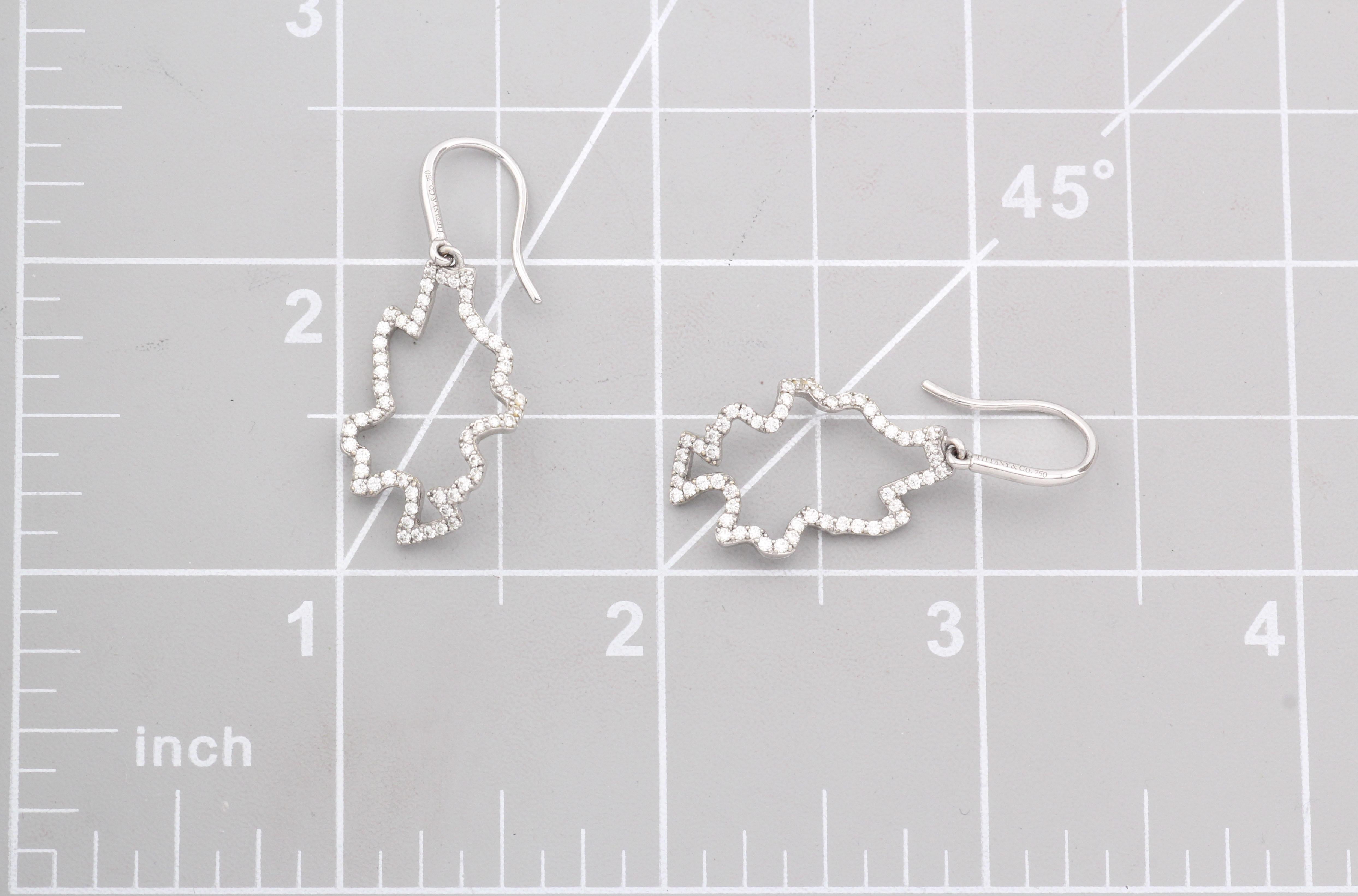 Tiffany & Co. Boucles d'oreilles feuilles en or blanc 18K avec diamants de Frank Gehry Bon état - En vente à Simpsonville, SC