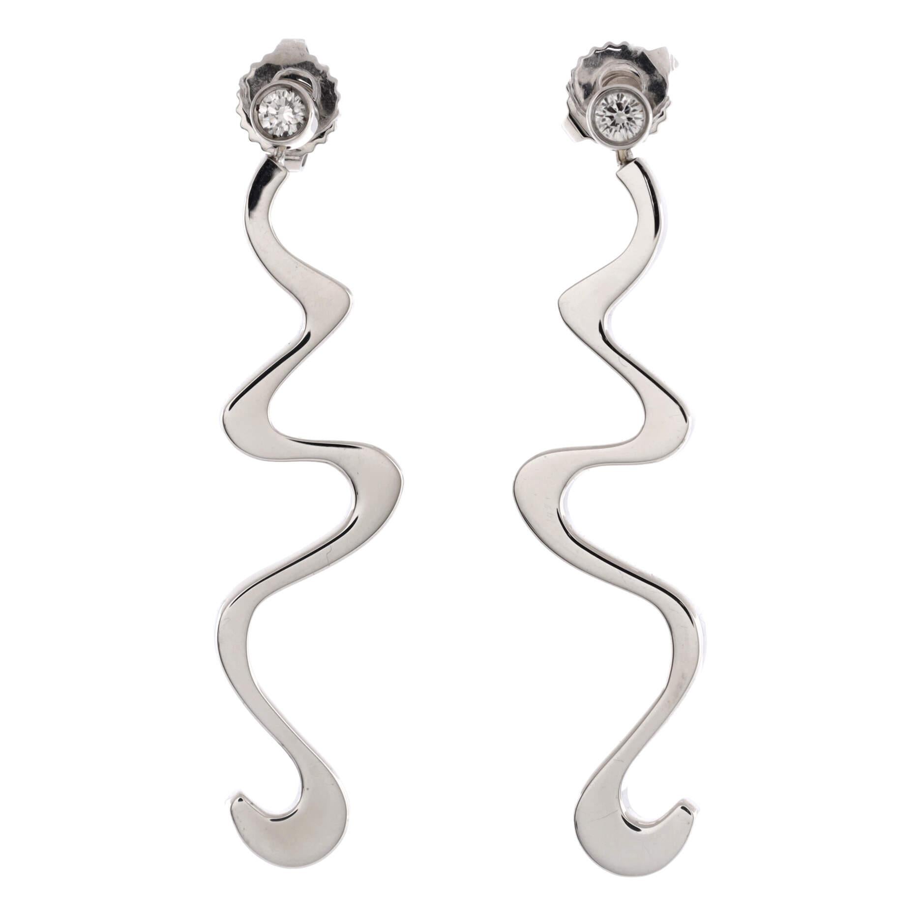 Condition: Great. Minor wear throughout.
Accessories: No Accessories
Measurements: Height/Length: 41.80 mm, Width: 10.00 mm
Designer: Tiffany & Co.
Model: Frank Gehry Equus Dangling Earrings 18K White Gold with Diamonds
Exterior Color: White