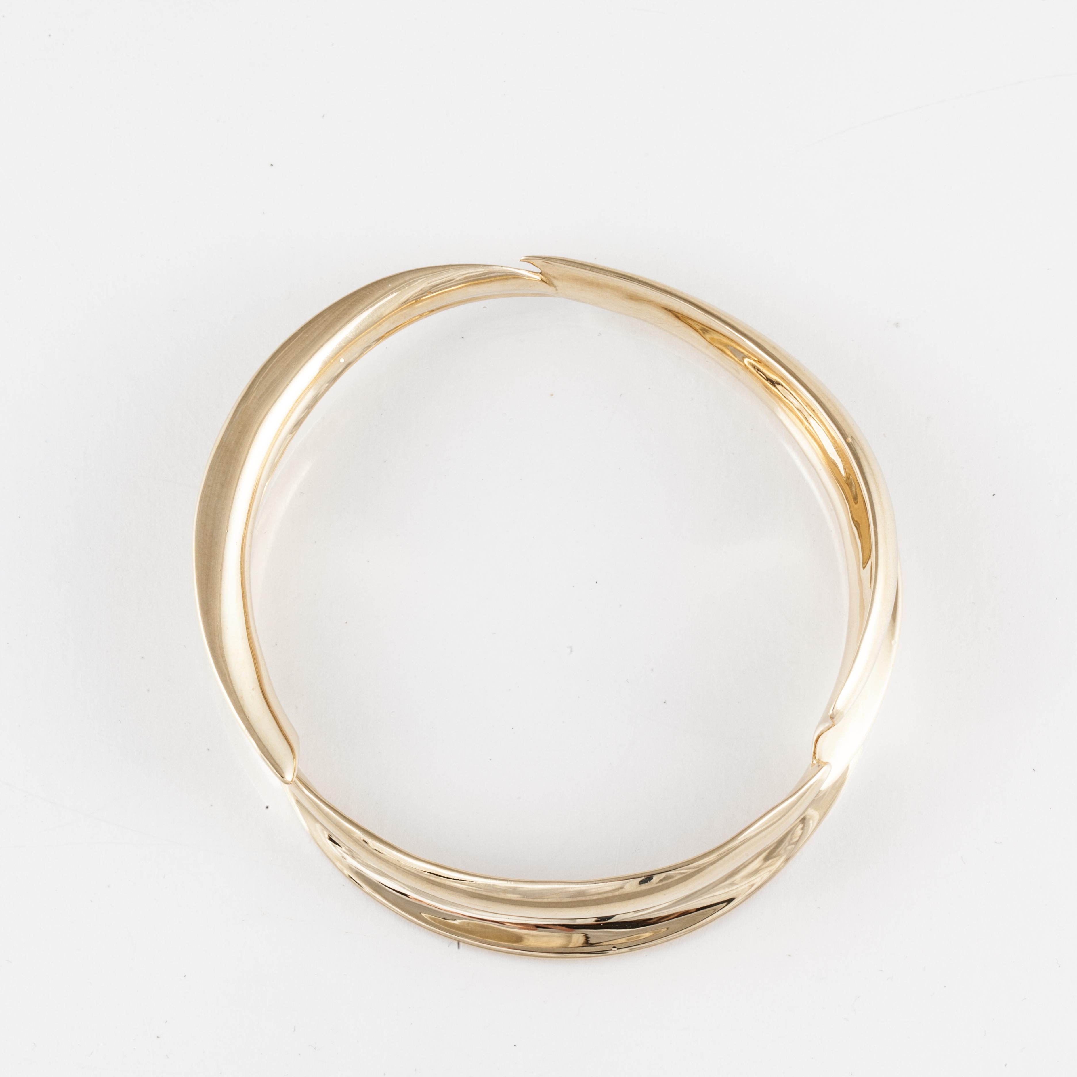 Tiffany & Co. Frank Gehry-Armreif aus 18 Karat Gelbgold mit modernem Design.  Das Stück ist mit 