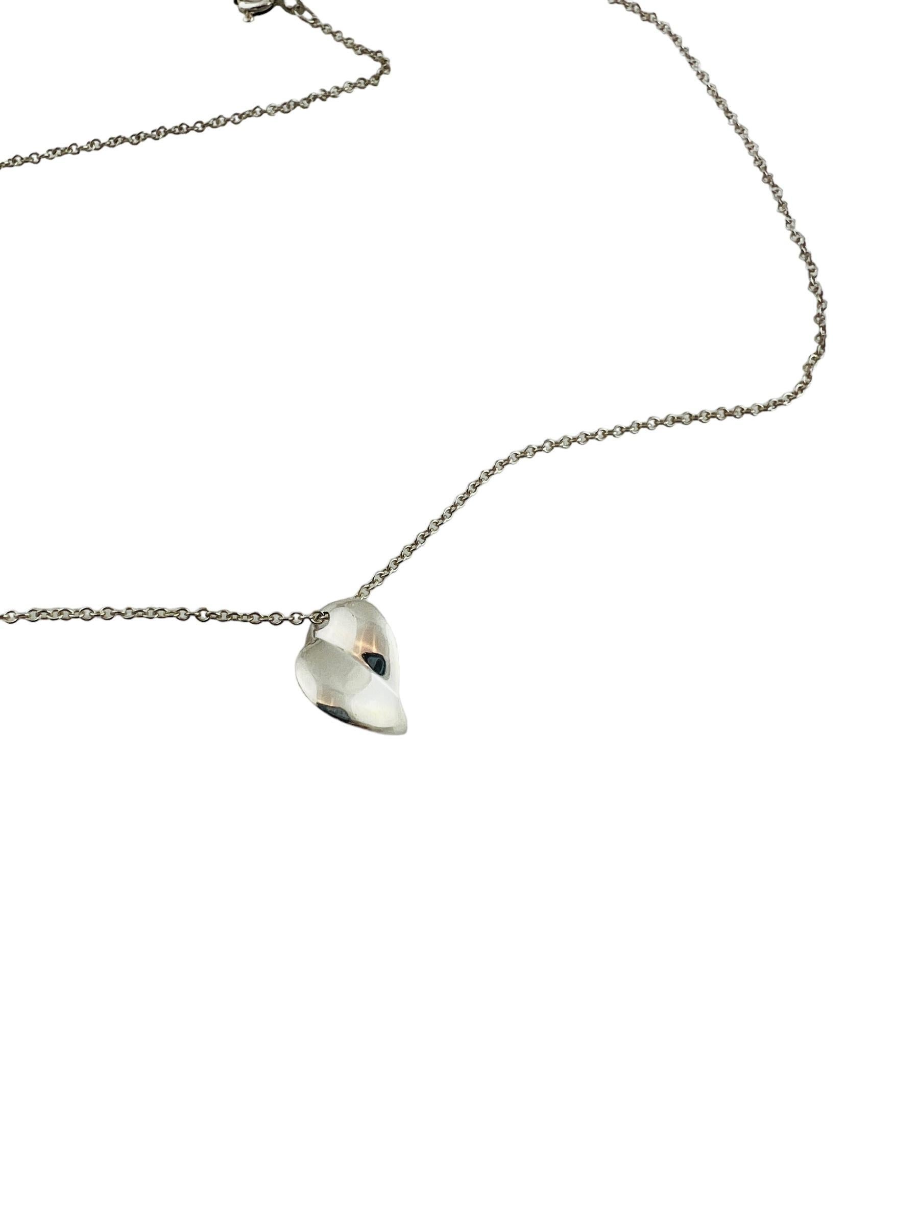 Tiffany & Co. Frank Gehry Sterling Silver Leaf Pendant Necklace 

This sterling silver heart leaf pendant necklace was designed by Frank Gehry for Tiffany & Co.

Tiffany chain is approx. 16.5