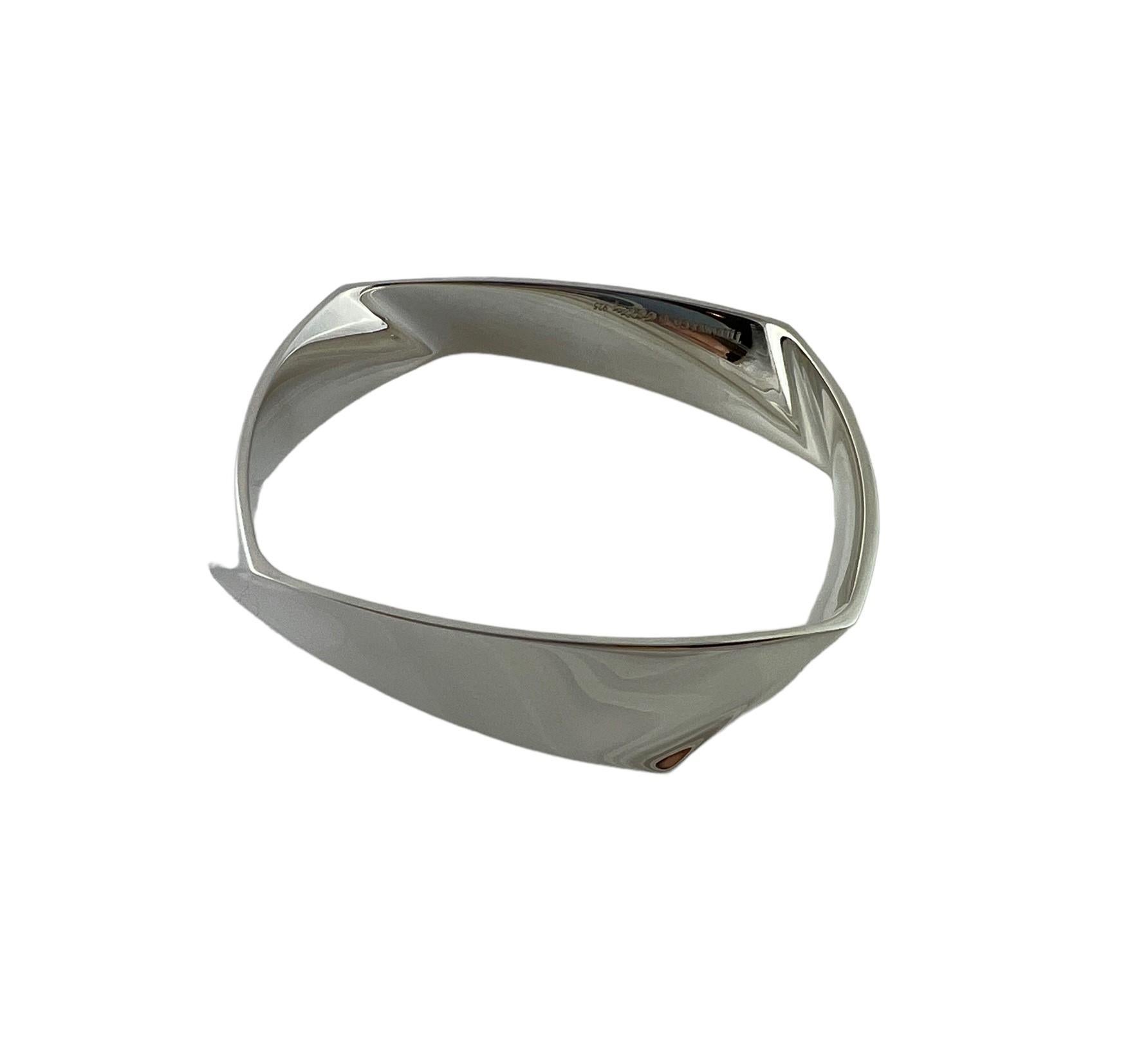 Tiffany & Co. Frank Gehry Sterling Silver Torque Bracelet



This beautiful abstract bangle bracelet designed by Frank Gehry for Tiffany & Co. is set in sterling silver.



Bangle is square in shape and approx. 7 3/4