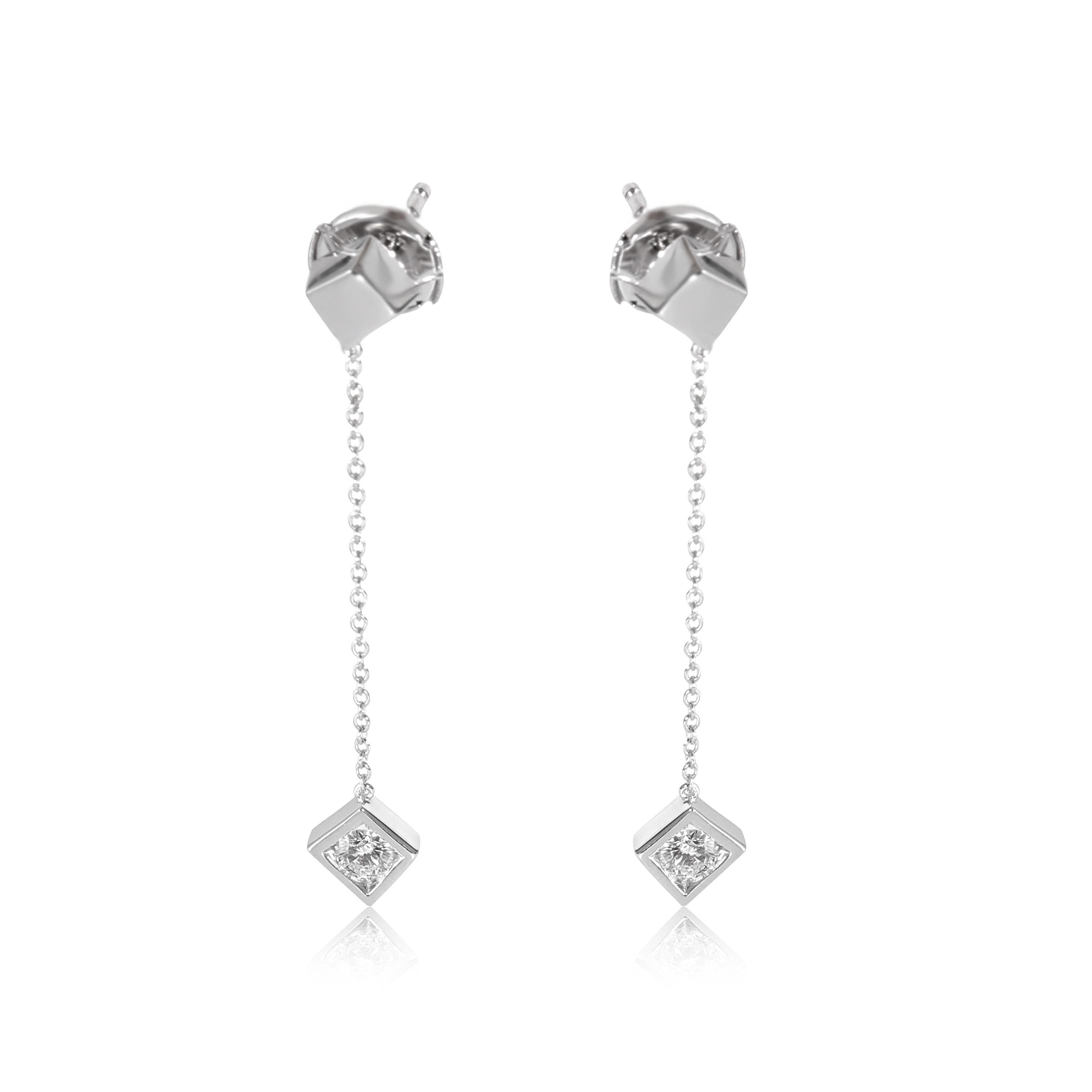 Tiffany & Co. Frank Gehry Torque Cube Drop Earring in 18k White Gold 0.40 CTW

PRIMARY DETAILS
SKU: 131412
Listing Title: Tiffany & Co. Frank Gehry Torque Cube Drop Earring in 18k White Gold 0.40 CTW
Condition Description: In excellent condition and