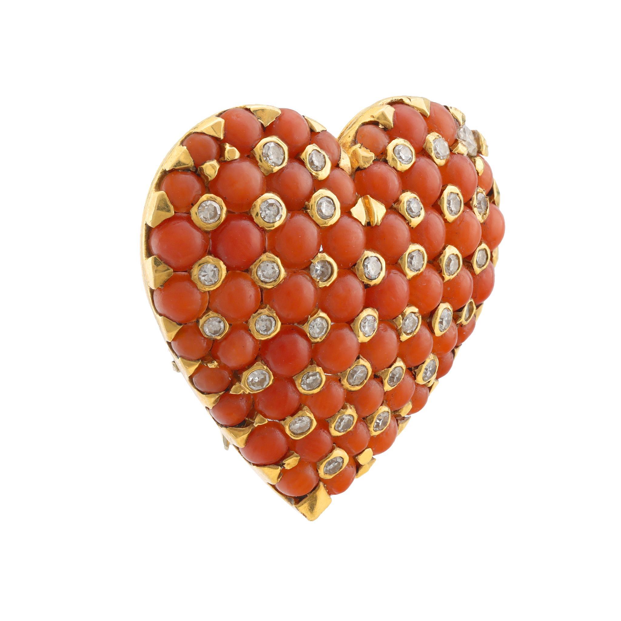 Moderno Tiffany & Co. Spilla a cuore francese in oro giallo 18 carati con diamante e corallo