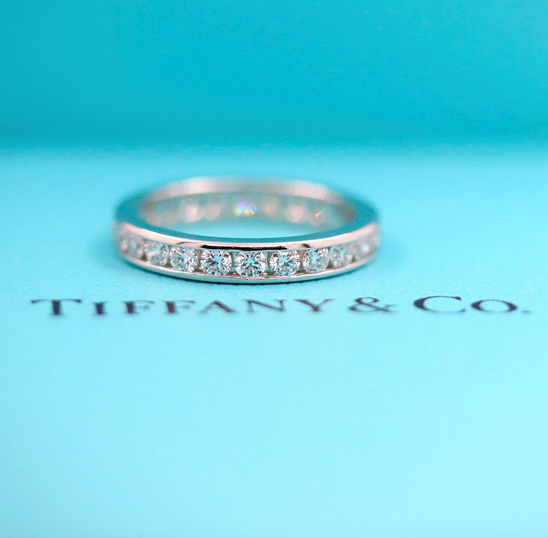 Moderne Tiffany & Co. Alliance en platine avec diamants ronds de 1,00 carat en vente