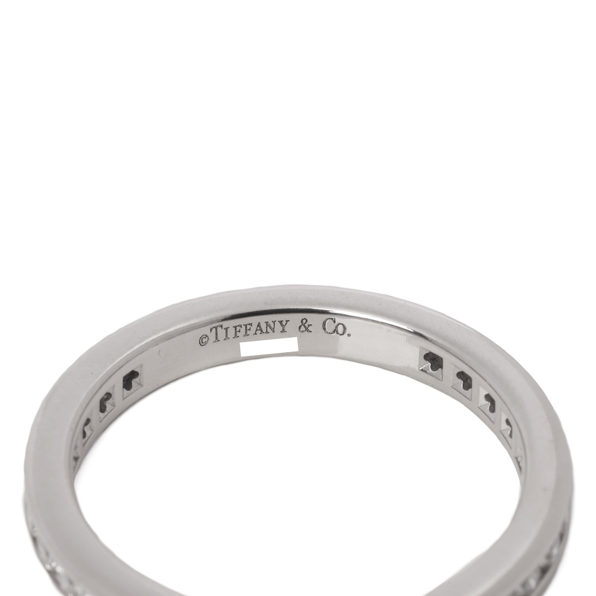 Dieser Ring von Tiffany & Co. ist mit runden Diamanten im Brillantschliff mit einem geschätzten Gesamtgewicht von 0,60 ct in Platin gefasst. UK Ringgröße J. EU Ringgröße 50. US-Ringgröße 5 1/2.