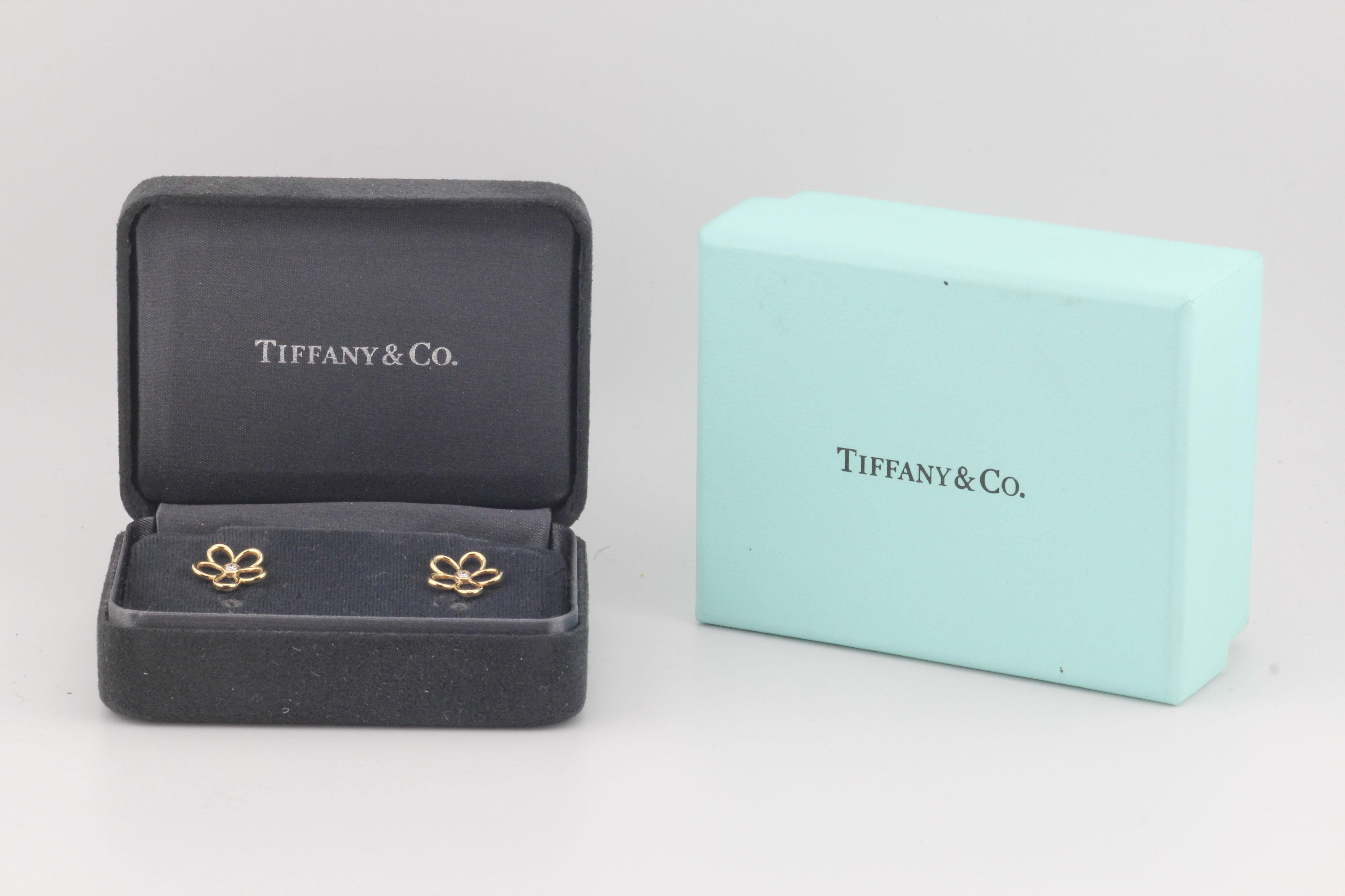Eleganza e fascino giocoso: questi orecchini a perno di Tiffany & Co. catturano l'essenza della bellezza delicata.

Realizzato in oro 18 carati, ogni orecchino presenta un design a fiore aperto, con cinque petali graziosamente sagomati. Al centro di