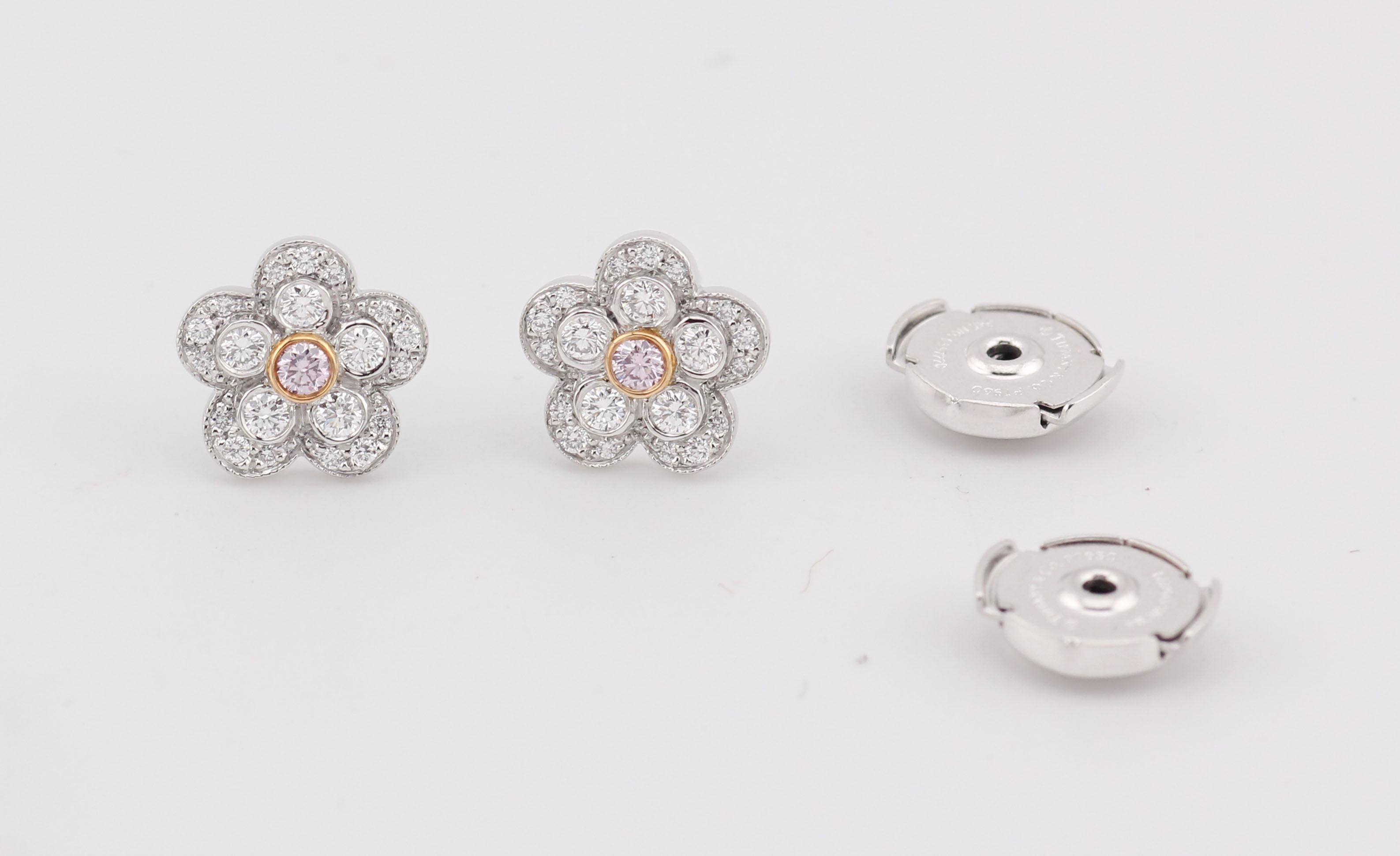 Expression raffinée du luxe, la collection Tiffany & Co. Les boucles d'oreilles Stud Earrings témoignent de l'attachement de la marque à un savoir-faire exquis. Ces boucles d'oreilles sont réalisées dans un harmonieux mélange d'or et de platine,