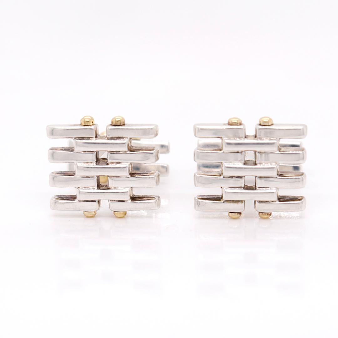 A fine pair of silver & gold cufflinks.

By Tiffany & Co.

In sterling silver with 18k gold elements.

Simply great Tiffany design1

Overall Condition:
It is in overall good, as-pictured, used estate condition with some very fine & light surface