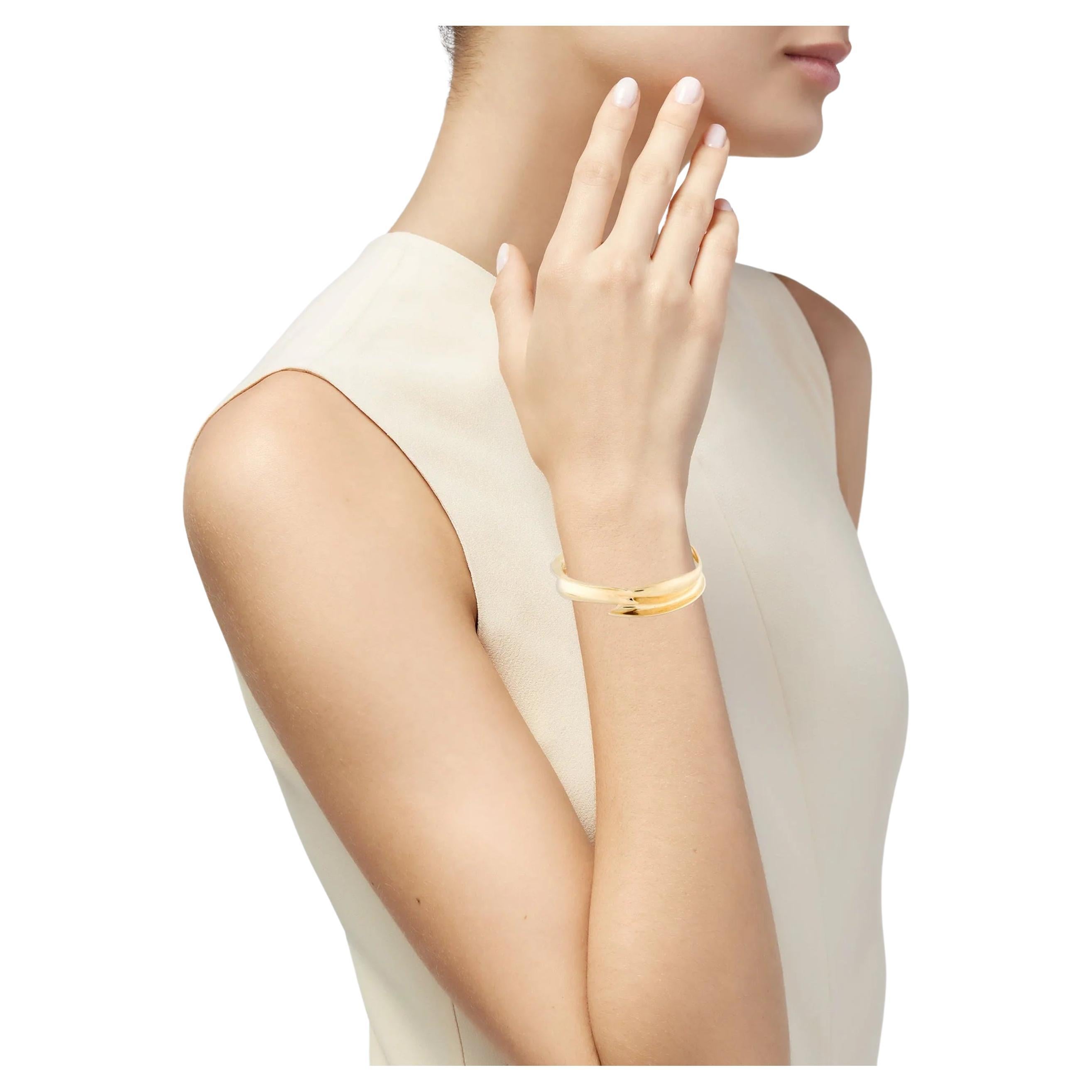 Tiffany & Co. Gehry 18k Gold-Armband
Entdecken Sie die kühne Eleganz dieser Tiffany & Co. Gehry-Armband, gefertigt aus luxuriösem 18-karätigem Gold. Mit einer Breite von 15 mm an der breitesten Stelle und einem Innenumfang von 7,75 Zoll ist dieses