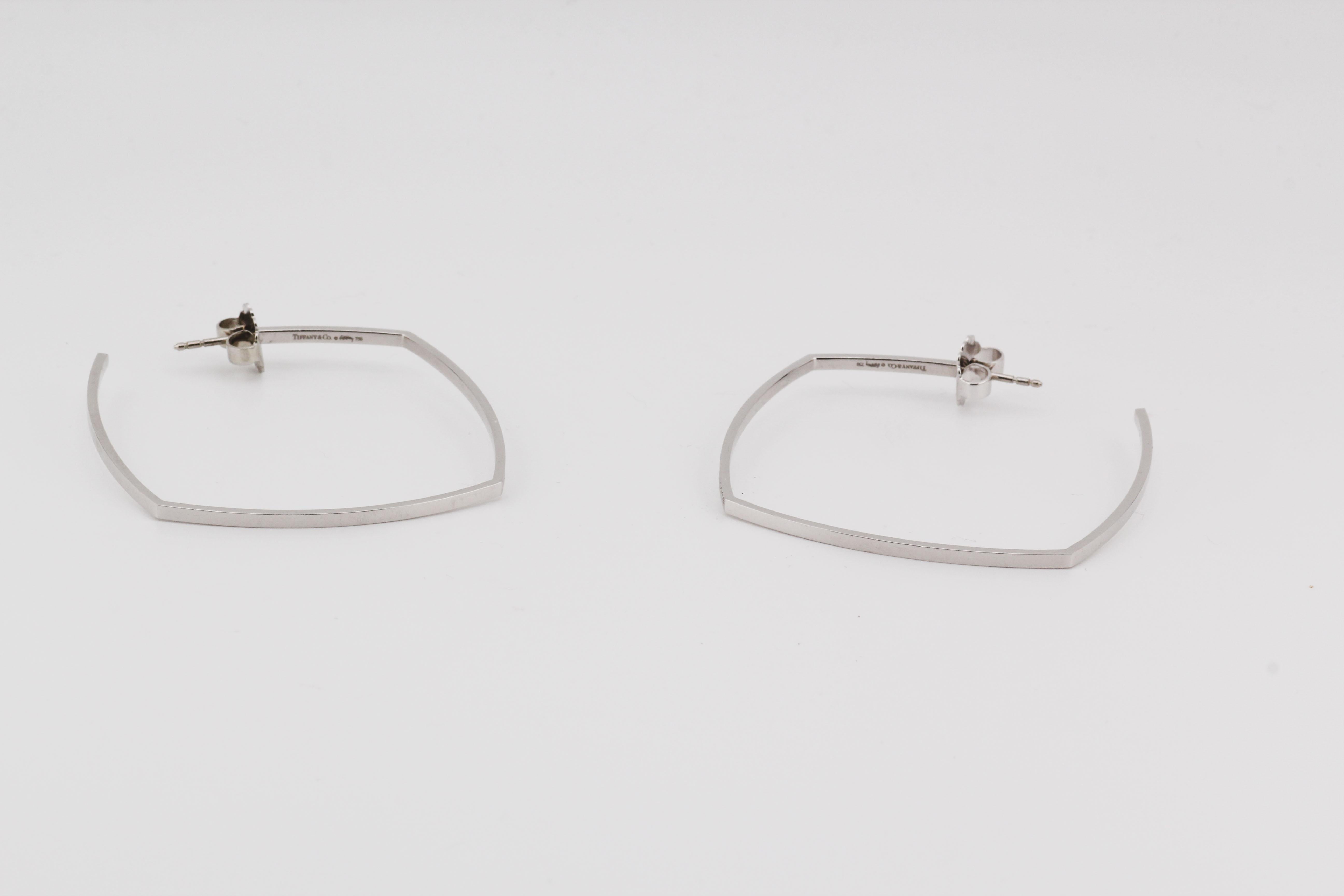 Tiffany & Co Gehry Torque Large Diamond 18k White Gold Hoop Earrings In Good Condition For Sale In Simpsonville, SC