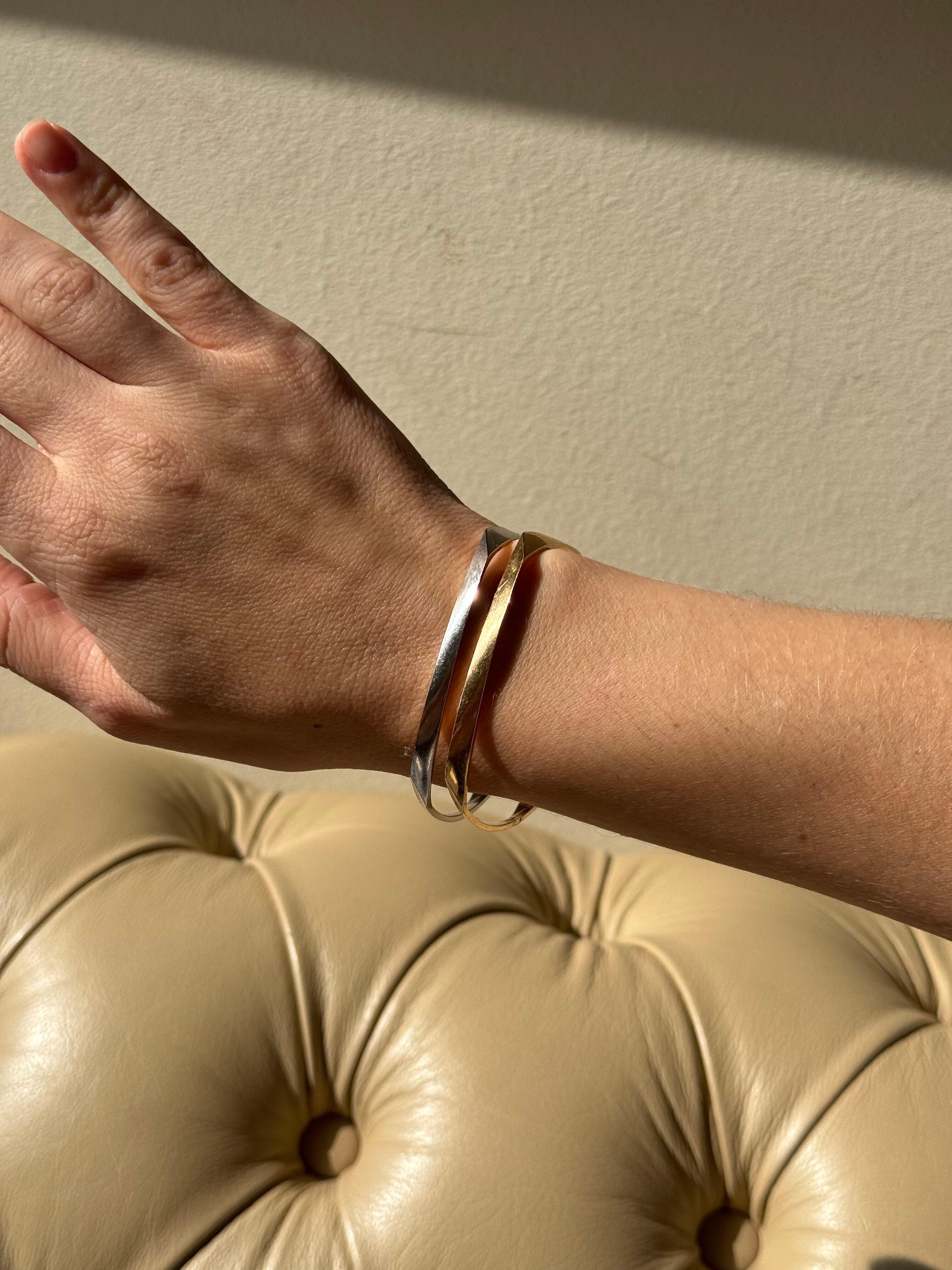 Coppia di bracciali Gehry Torque per Tiffany & Co., in oro bianco e rosa 18 carati.

I bracciali si adattano a un polso di circa 7 pollici (misura media), con una larghezza di 4 mm.

Marcato Gehry, Tiffany & Co.

Peso della coppia - 45,7 grammi