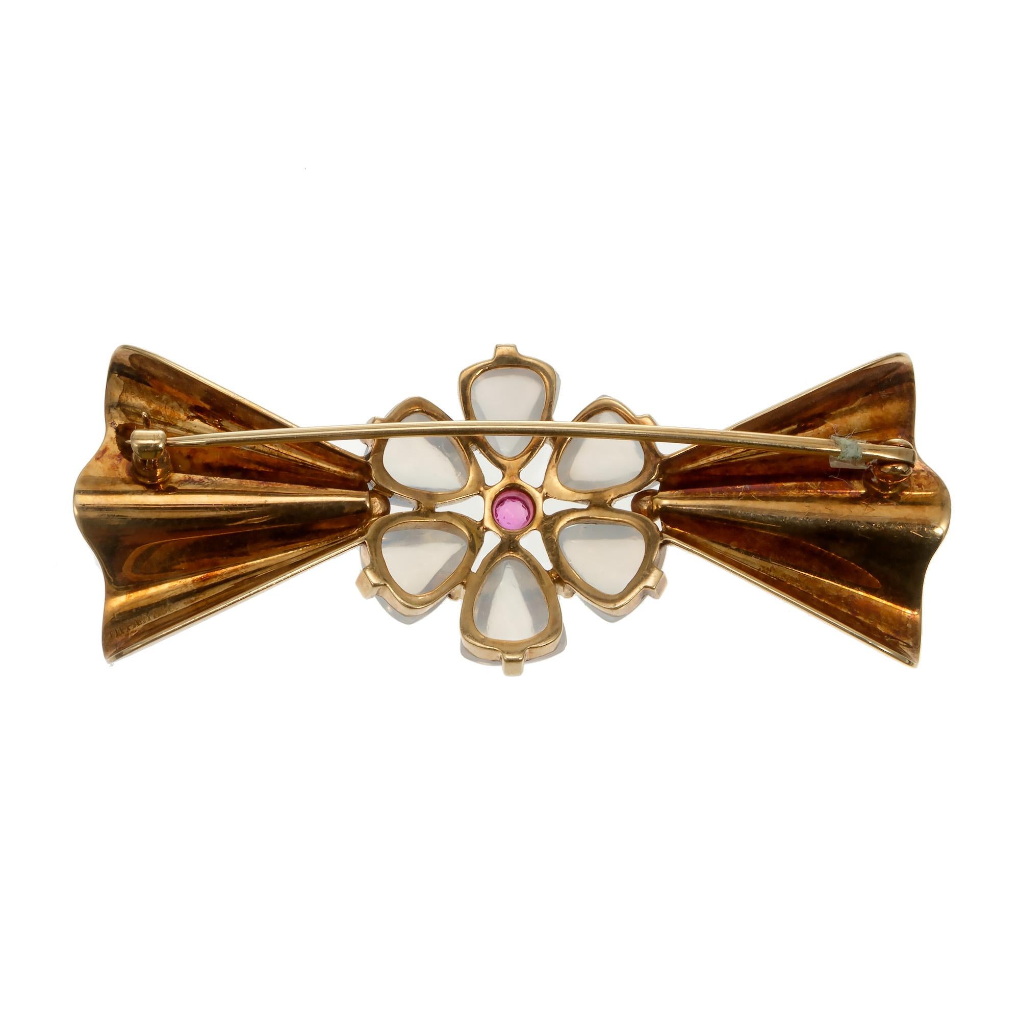 Tiffany & Co. Broche de oro con gema de piedra lunar y rubí redondo Corte redondo en venta