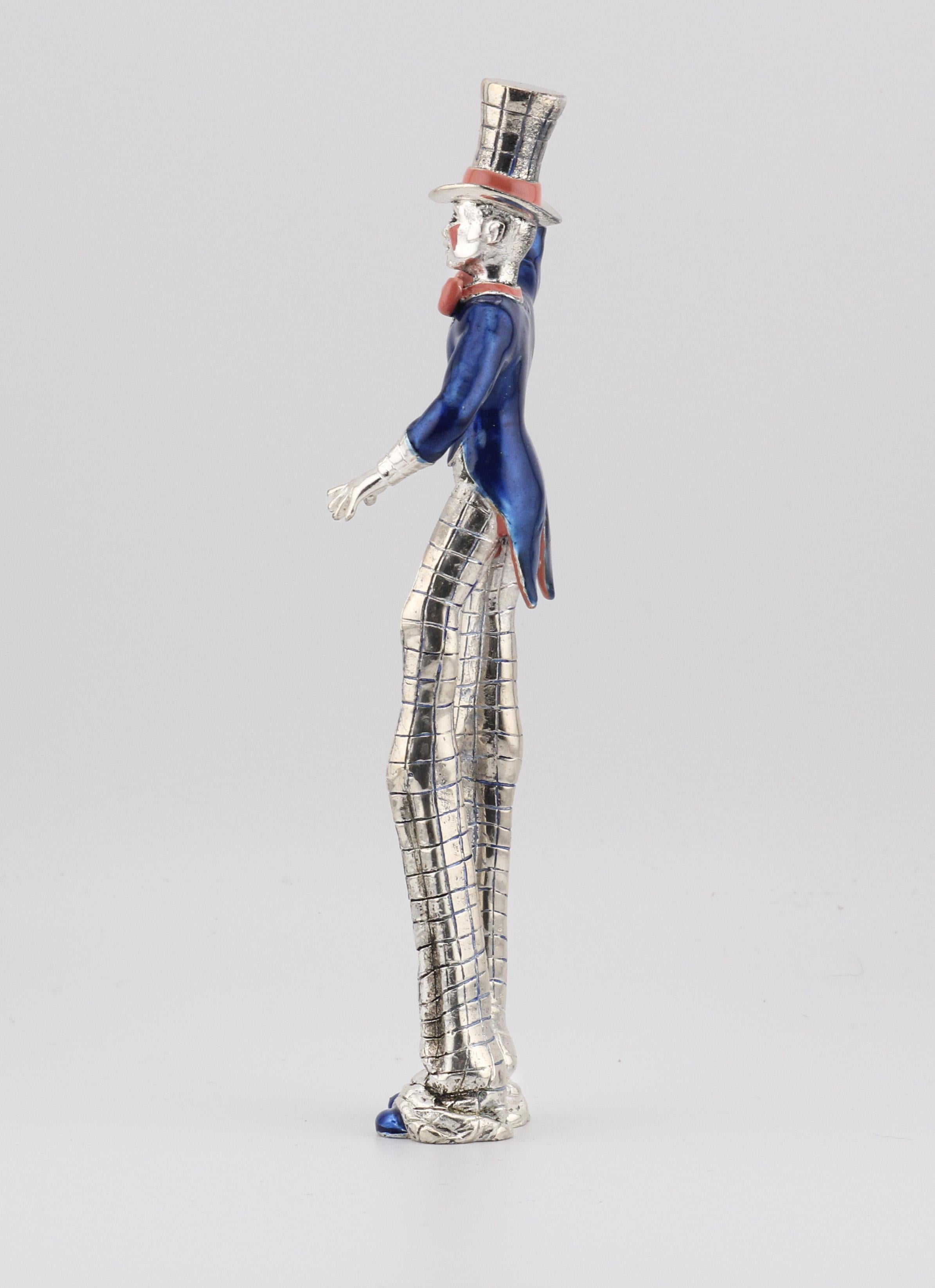 Treten Sie ein in eine Welt voller Launen und Wunder mit der Tiffany & Co. Gene Moore Emaille Sterling Silber Zirkus Clown auf Stelzen Figur, ein fesselndes Meisterwerk, das Charme und Nostalgie ausstrahlt. Diese bezaubernde Figur wurde von der