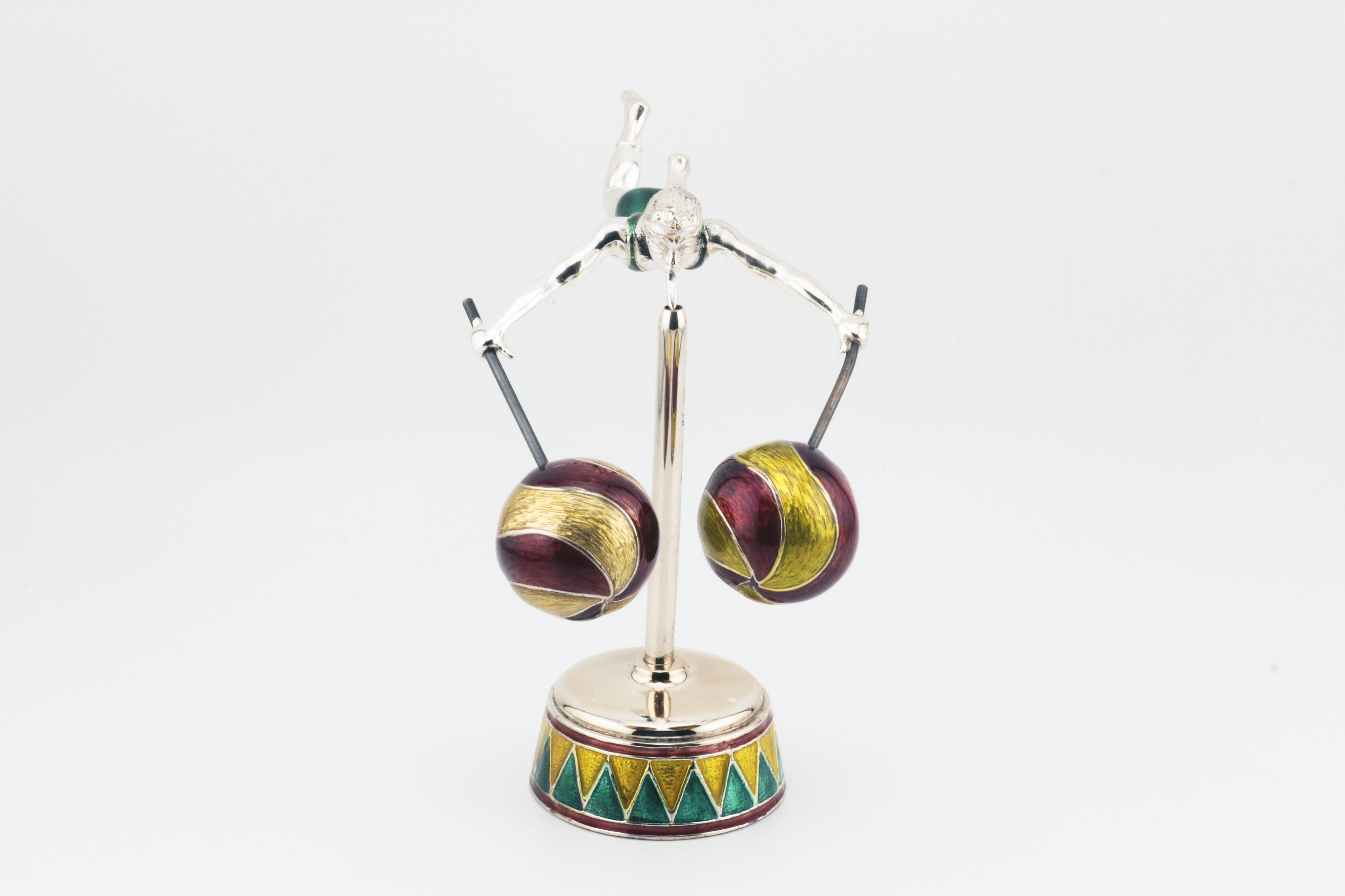 La Tiffany & Co. L'Acrobata del Circo su Plinto di A.A. Moore in argento sterling è una squisita rappresentazione di equilibrio e maestria, realizzata con la massima attenzione ai dettagli. Disegnata da A.A. Moore, il cui stile visionario infondeva