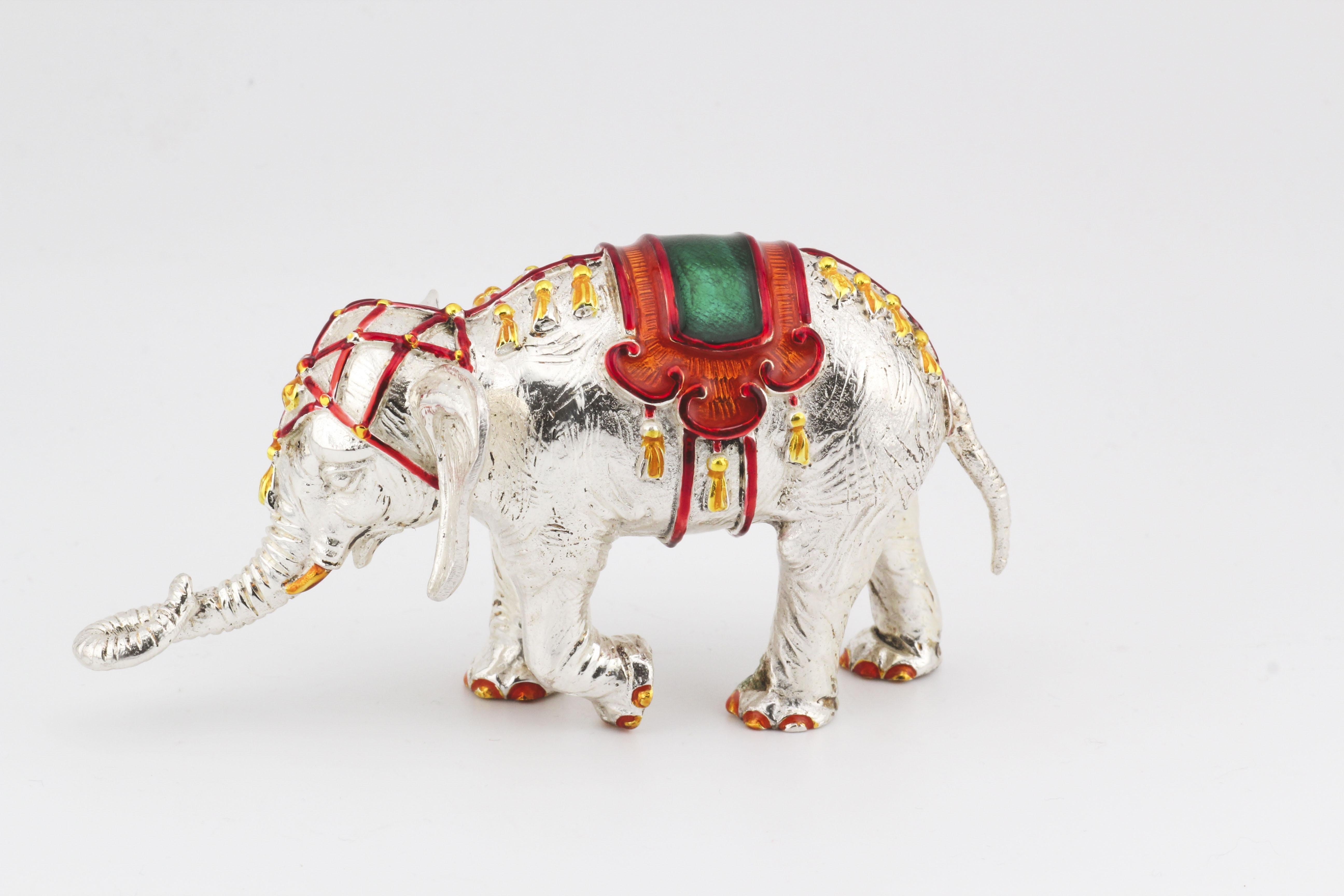 Entra nel mondo stravagante di Gene Moore con questo incantevole Elefante del Circo in argento sterling e smalto, un raro pezzo da collezione di Tiffany & Co. Realizzato con una meticolosa attenzione ai dettagli, questo charme incarna la fantasia di
