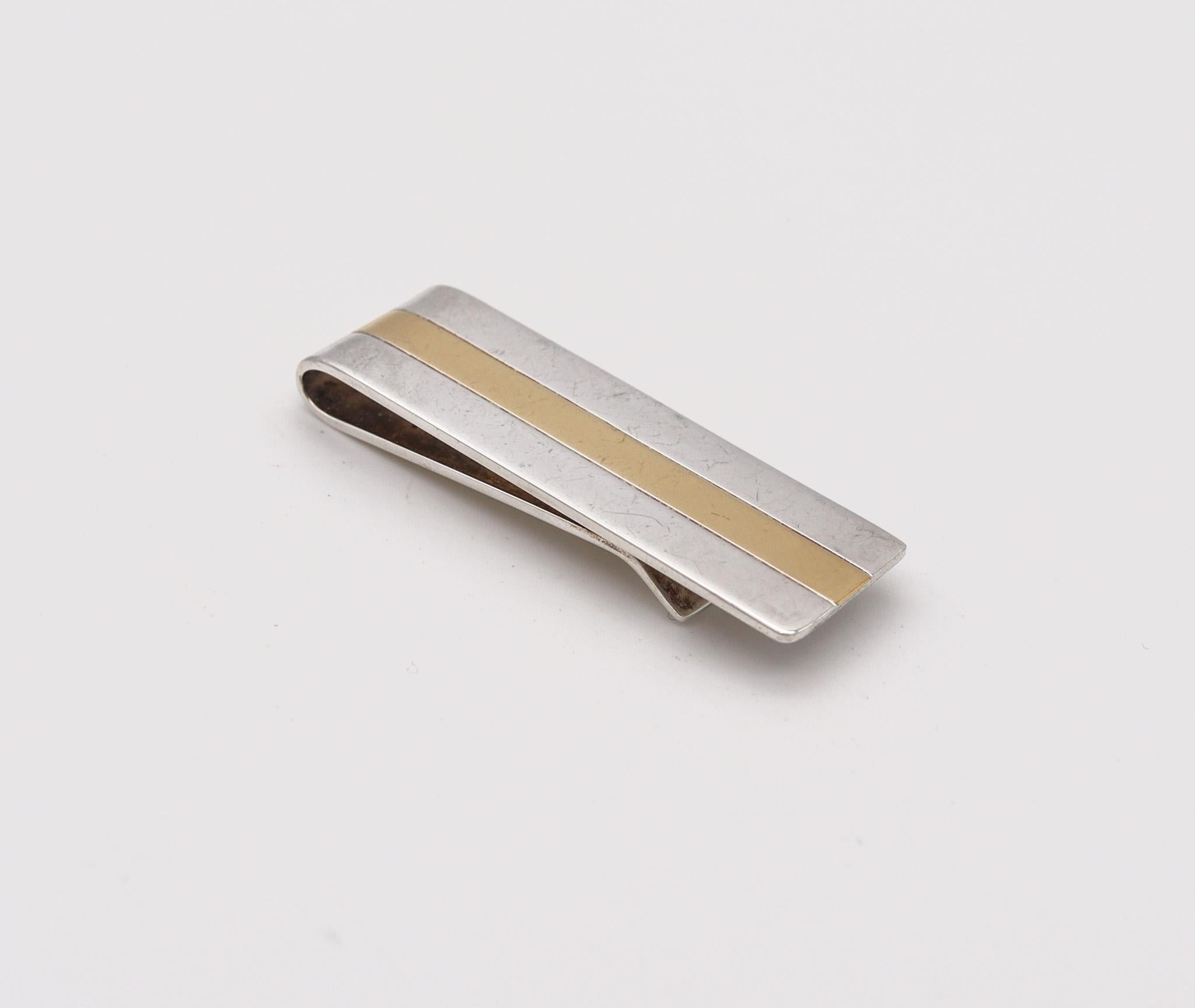Geldklammer entworfen von Tiffany & Co.

Schöne geometrische Geldklammer, die in New York vom Schmuckhaus Tiffany & Co. entworfen wurde. Die Geldklammer ist aus massivem 925er/999er Sterlingsilber und 18-karätigem Gelbgold gefertigt, alle Teile sind